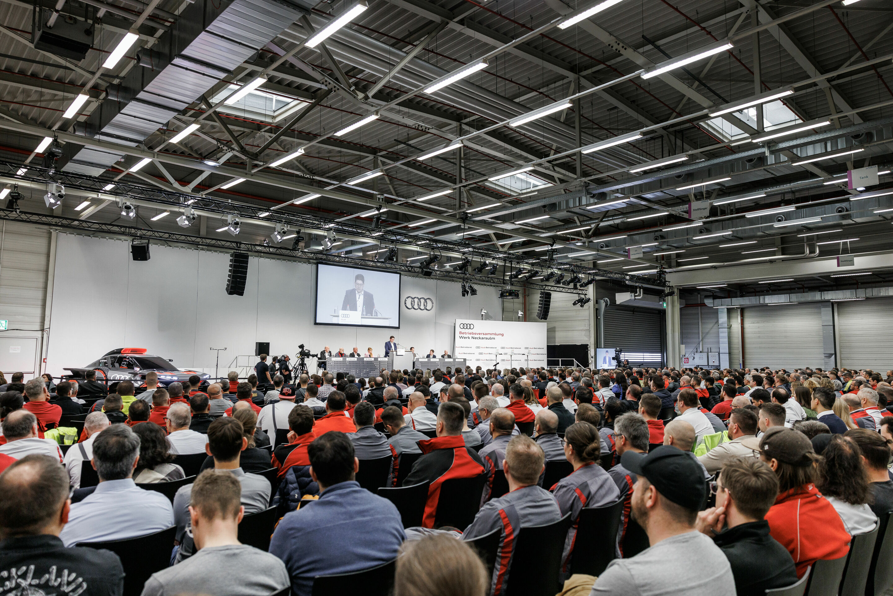 Betriebsversammlung Neckarsulm: „Es geht nicht ums Wollen, es geht ums Machen.“ - Alexander Reinhart, stellvertretender Betriebsratsvorsitzender: „Die Neckarsulmer_innen haben eine klare Zukunftsperspektive in Form von Zusagen für E-Modelle verdient.“