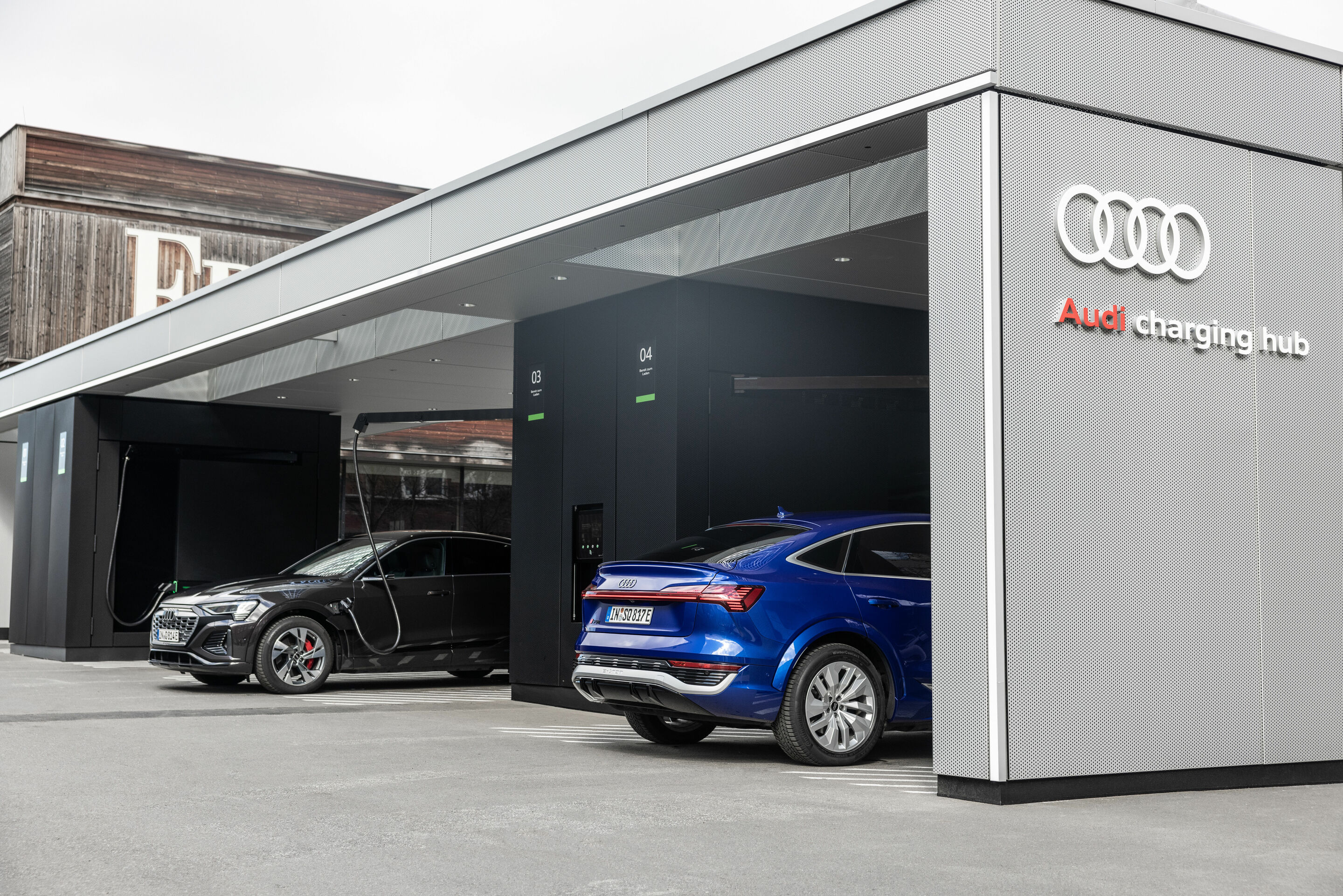 Audi charging hub Berlin - Audi Q8 Sportback 55 e-tron quattro, Standaufnahme, Farbe: Madeirabraun Metallic.
Audi SQ8 Sportback e-tron, Standaufnahme, Farbe: Ultrablau Metallic.