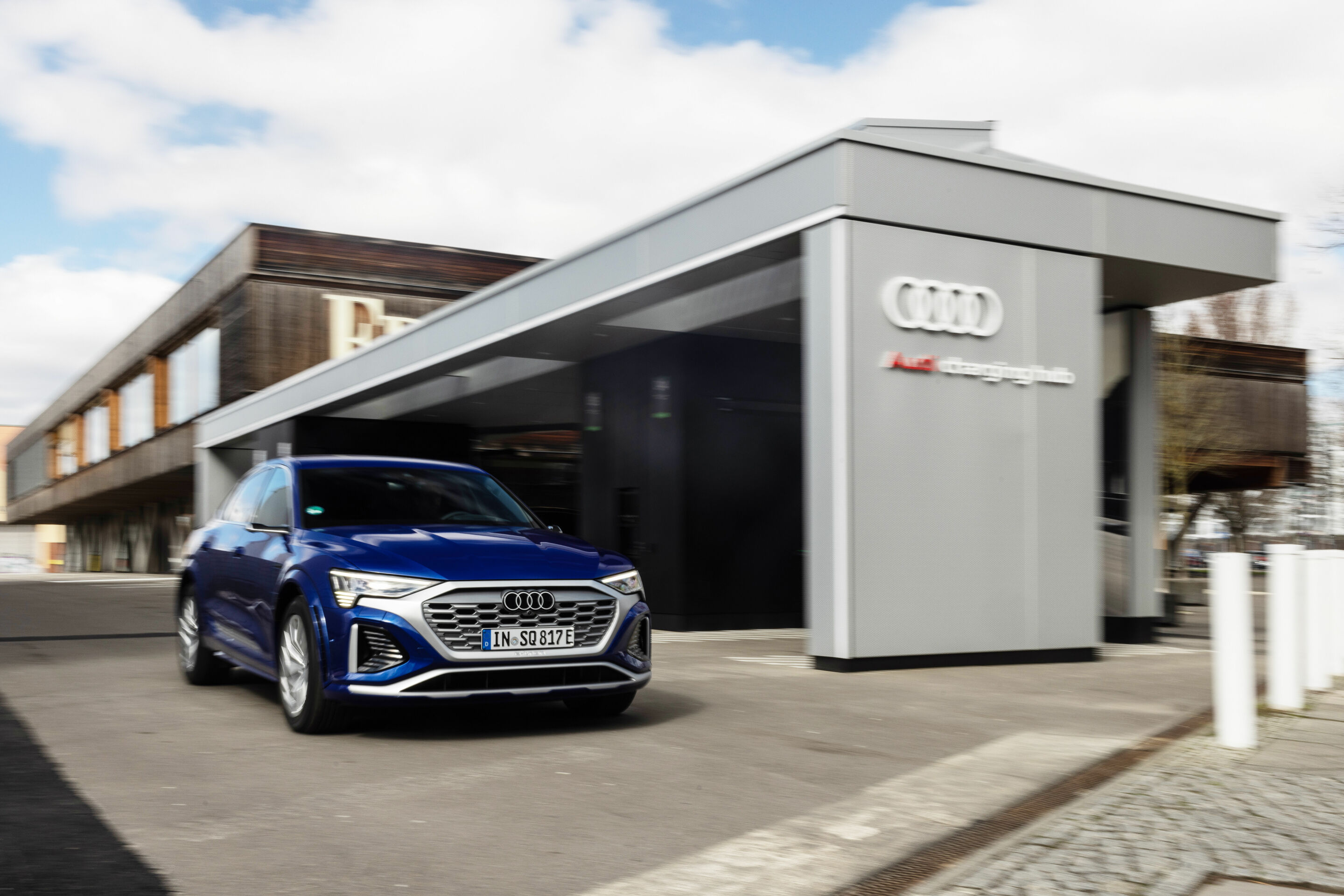 Audi charging hub Berlin - Audi SQ8 Sportback e-tron
Standaufnahme, Farbe: Ultrablau Metallic.