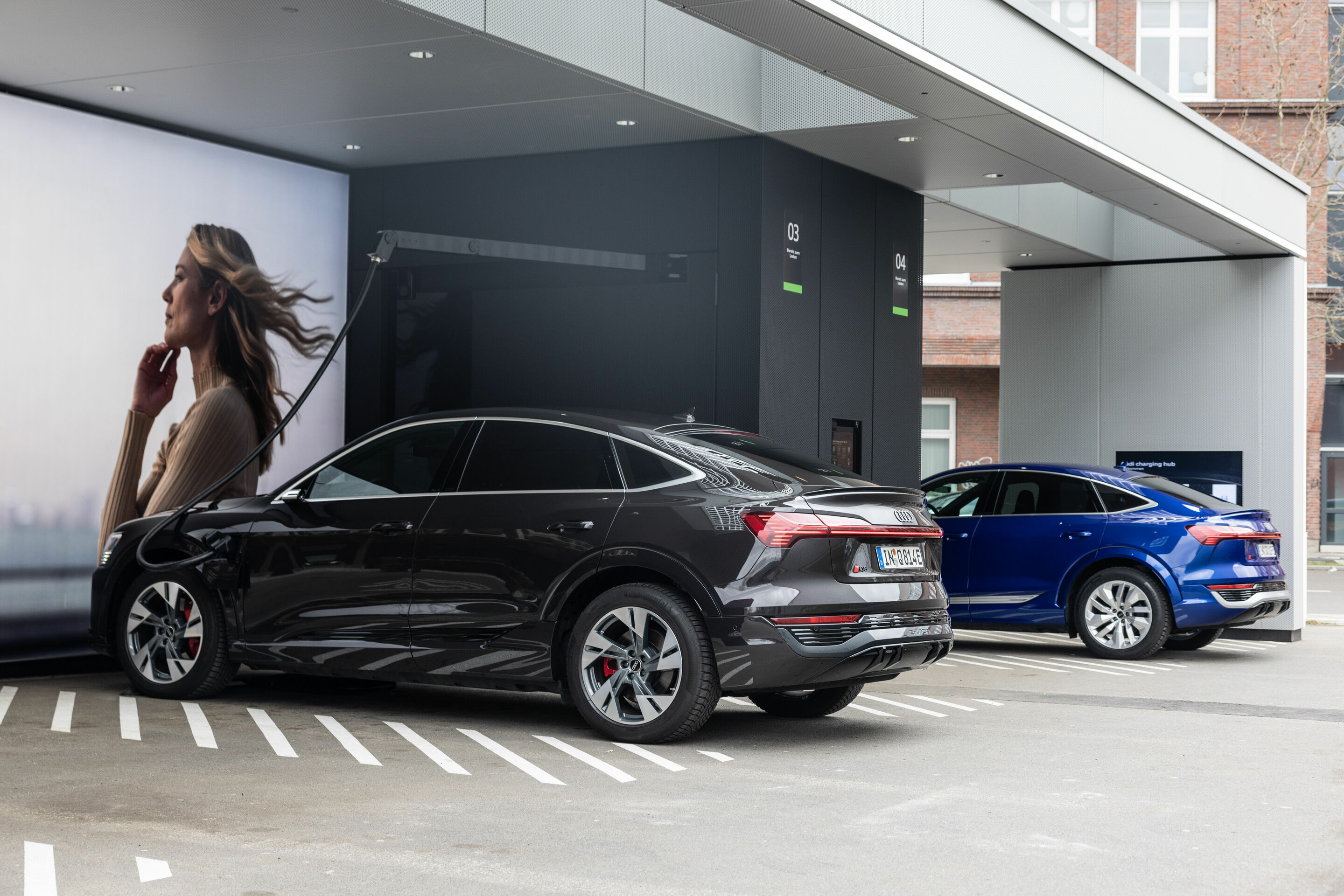 Audi charging hub Berlin - Audi Q8 Sportback 55 e-tron quattro, Standaufnahme, Farbe: Madeirabraun Metallic.
Audi SQ8 Sportback e-tron, Standaufnahme, Farbe: Ultrablau Metallic.