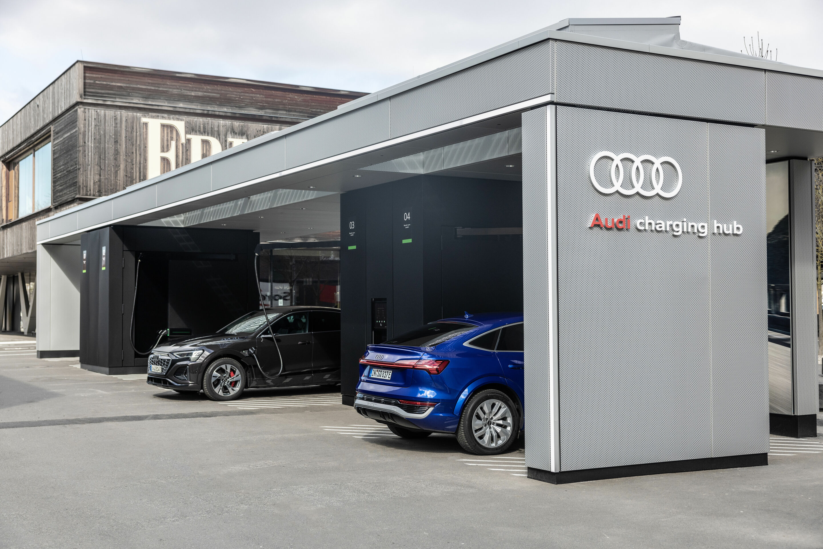 Audi charging hub Berlin - Audi Q8 Sportback 55 e-tron quattro, Standaufnahme, Farbe: Madeirabraun Metallic.
Audi SQ8 Sportback e-tron, Standaufnahme, Farbe: Ultrablau Metallic.