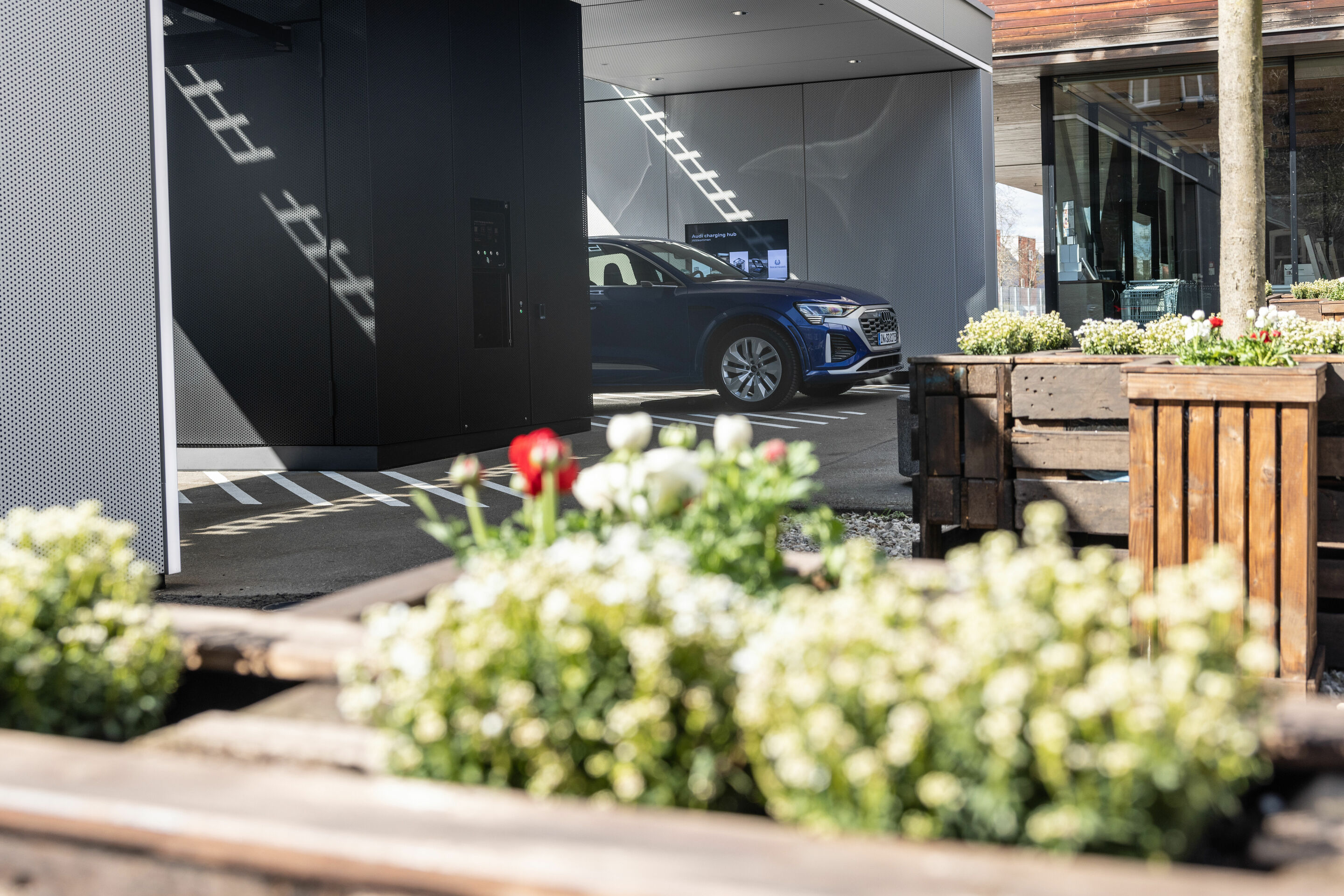 Audi charging hub Berlin - Audi SQ8 Sportback e-tron, Standaufnahme, Farbe: Ultrablau Metallic.