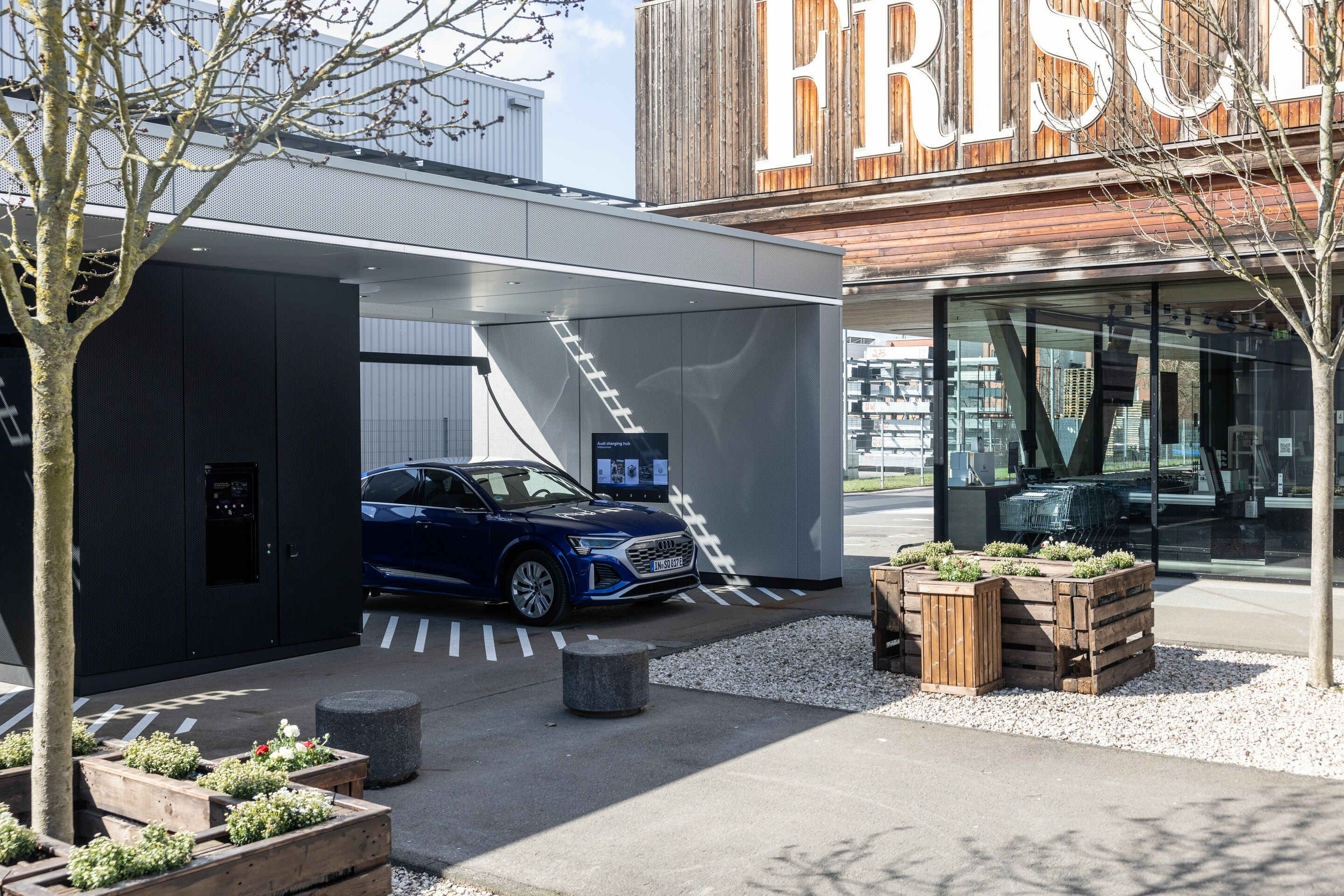Audi charging hub Berlin - Audi SQ8 Sportback e-tron, Standaufnahme, Farbe: Ultrablau Metallic.