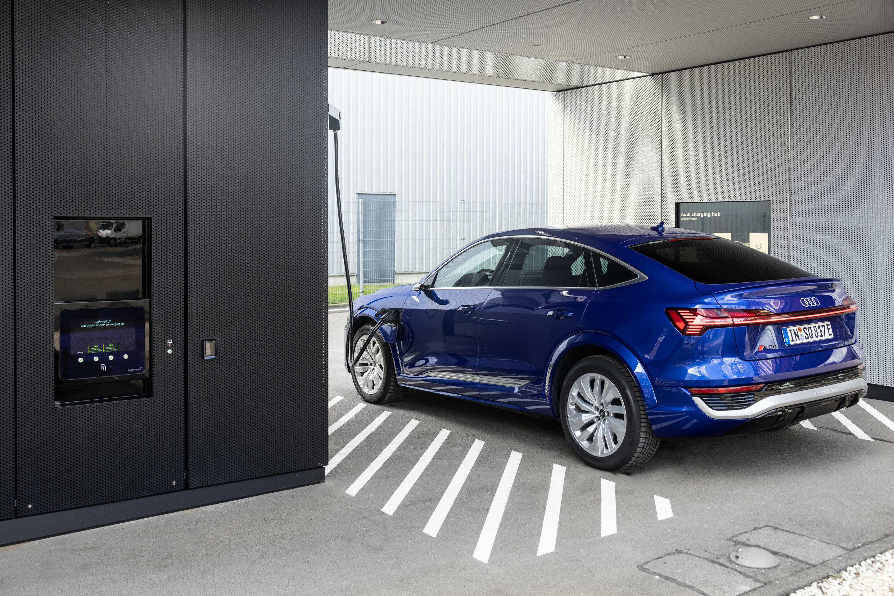 Audi charging hub Berlin - Audi SQ8 Sportback e-tron, Standaufnahme, Farbe: Ultrablau Metallic.