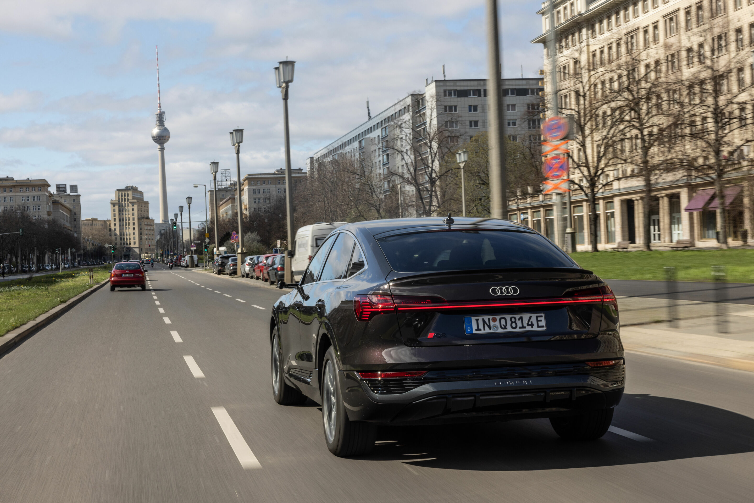 Audi charging hub Berlin - Audi Q8 Sportback 55 e-tron quattro, Dynamic photo, Colour: Madeira Brown metallic.