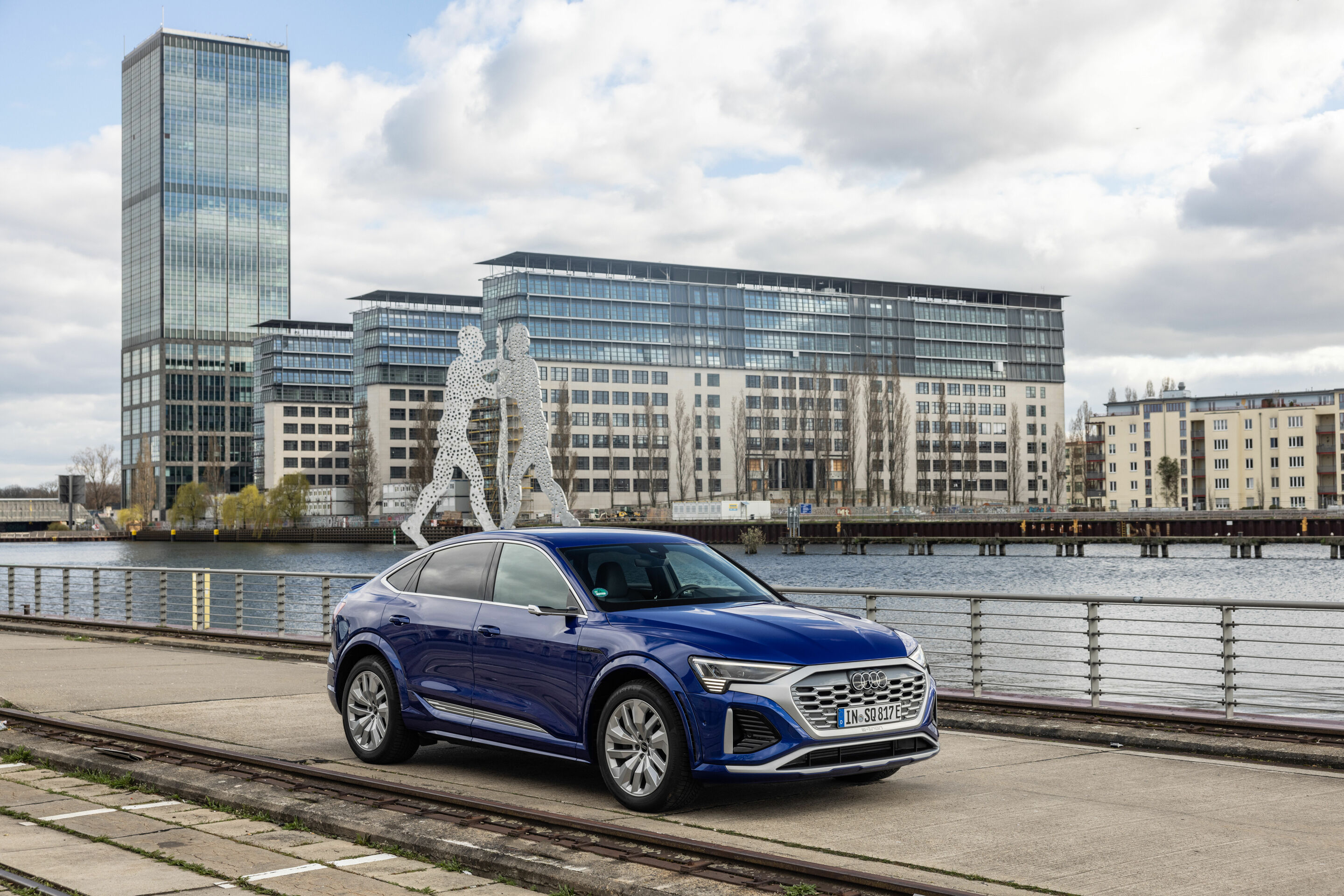 Audi charging hub Berlin - Audi SQ8 Sportback e-tron, Fahraufnahme, Farbe: Ultrablau Metallic.