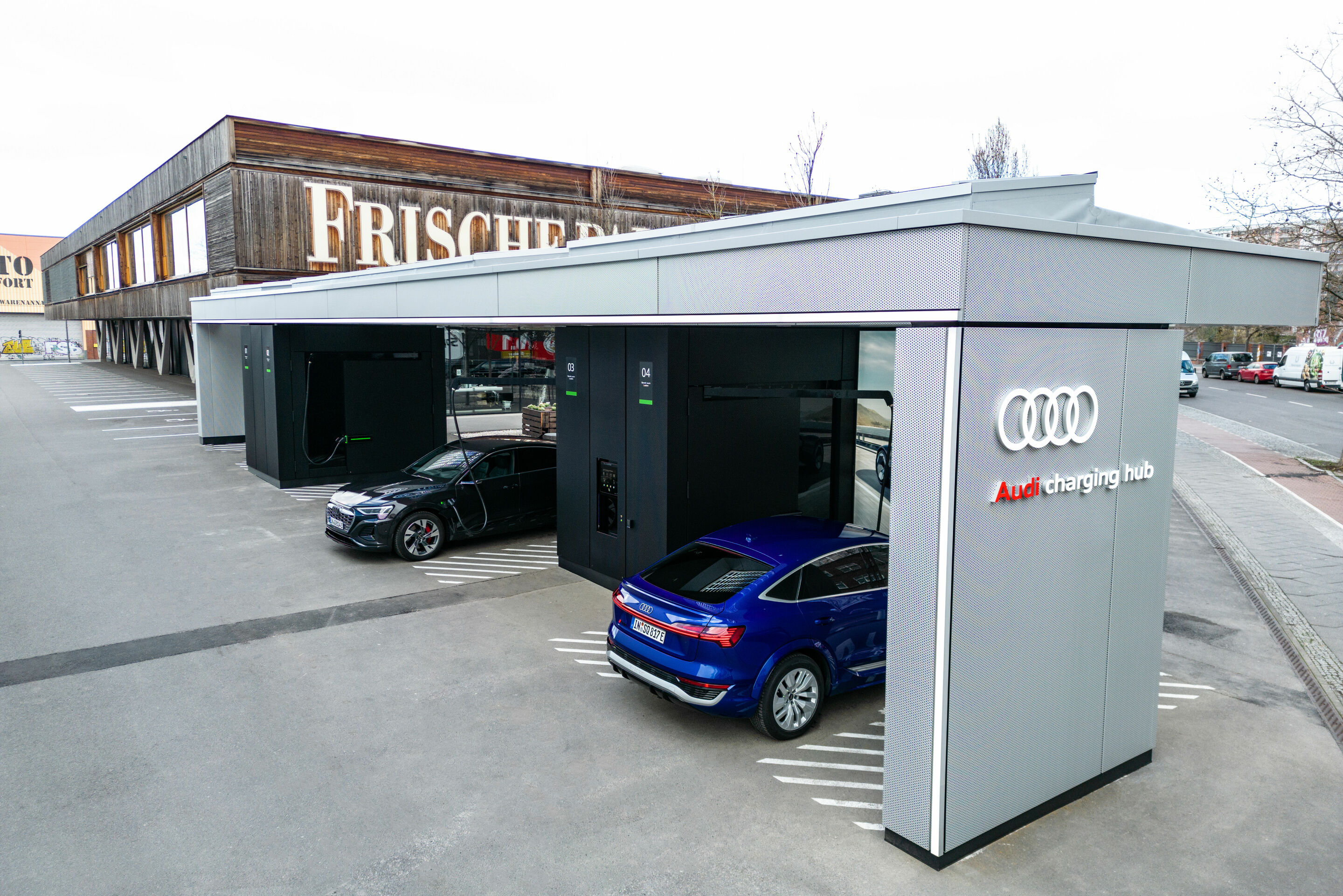 Audi charging hub Berlin - Audi Q8 Sportback 55 e-tron quattro, Standaufnahme, Farbe: Madeirabraun Metallic.
Audi SQ8 Sportback e-tron, Standaufnahme, Farbe: Ultrablau Metallic.