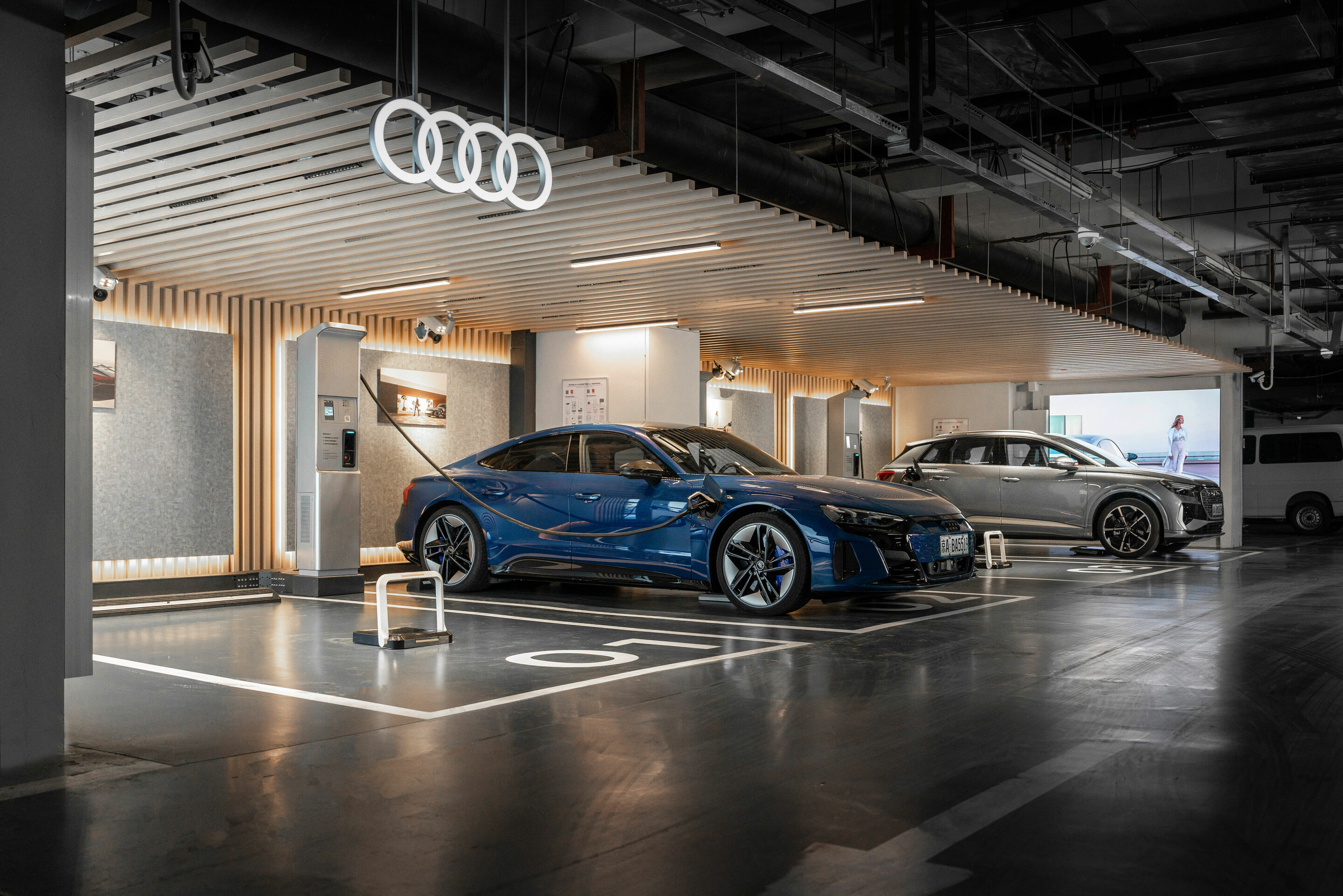 Audi Ladestation in Peking - Audi RS e-tron GT, Audi Q4 e-tron