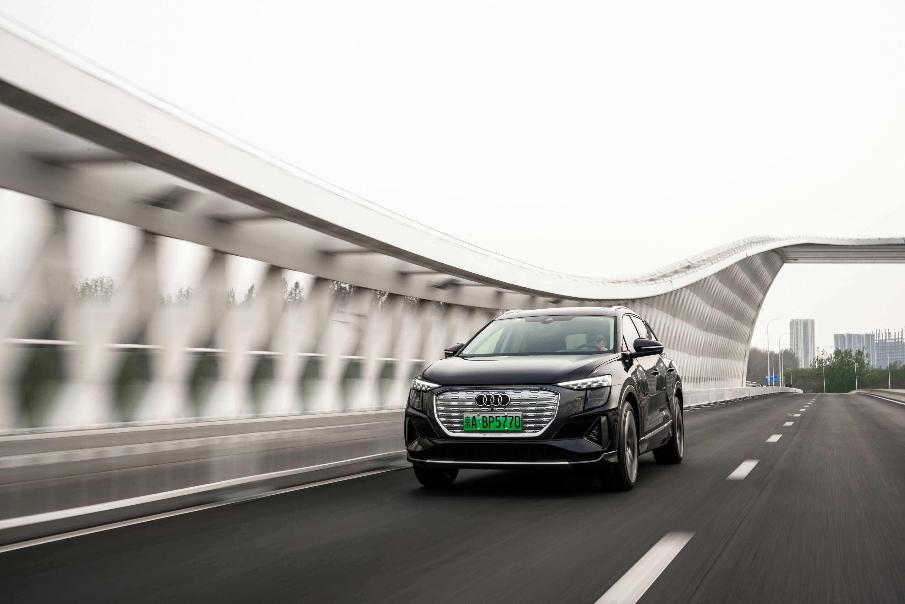 Audi Q5 e-tron - The China-exclusive Audi Q5 e-tron on the Streets of Beijing
