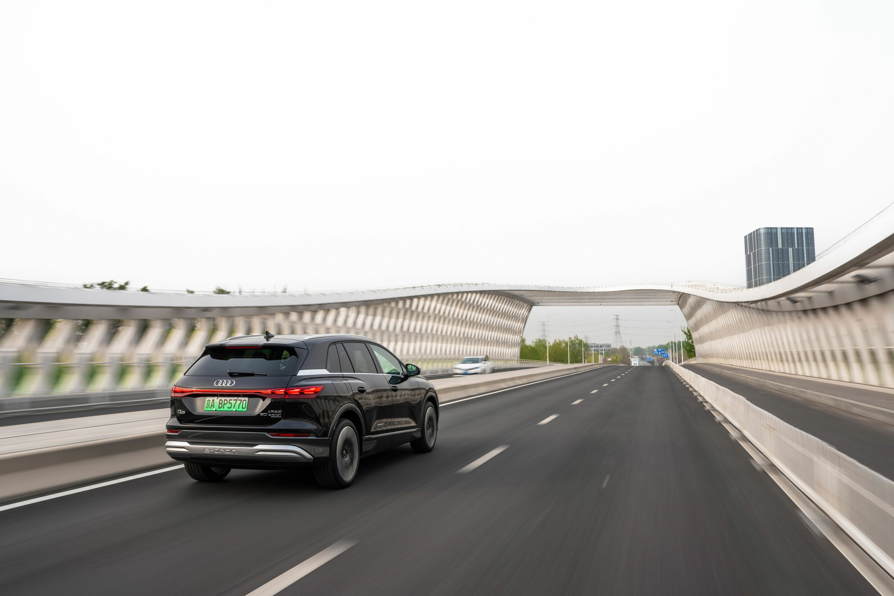 Audi Q5 e-tron - The China-exclusive Audi Q5 e-tron on the Streets of Beijing