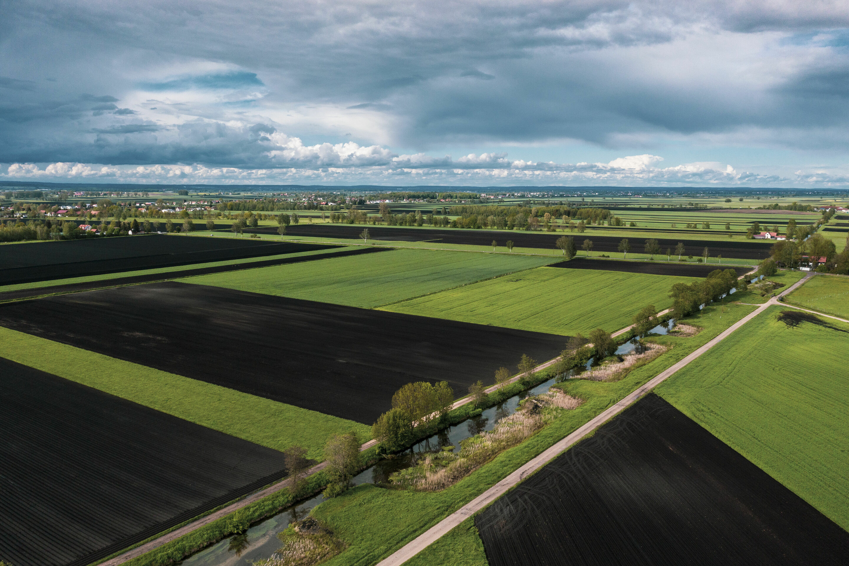 Moorschutz mittels Klimazertifikaten - Die von der Audi Stiftung für Umwelt geförderte Machbarkeitsstudie „CO2-regio“ hat untersucht, wie sich Maßnahmen zur Wiedervernässung in Bayerns größtem Niedermoor Donaumoos mit den Bedürfnissen ortsansässiger Landwirtschaftsbetriebe...