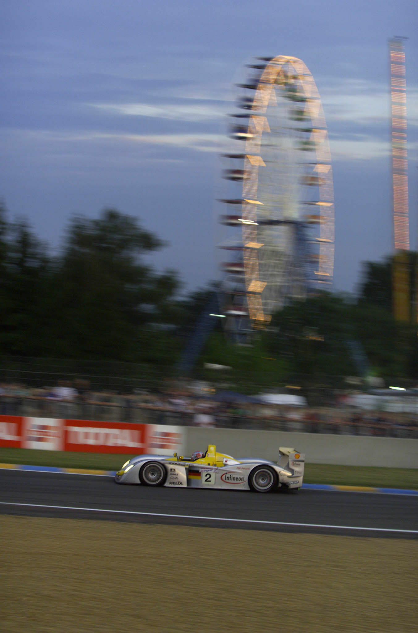Neues Buch von Audi Tradition: „Audi in Le Mans“ - Der Audi R8 Nummer 2 erzielt bei den 24 Stunden von Le Mans 2002 mit Dindo Capello, Johnny Herbert und Christian Pescatori Platz zwei hinter den Siegern und Teamkollegen Frank Biela/Tom Kristensen/Emanuele...