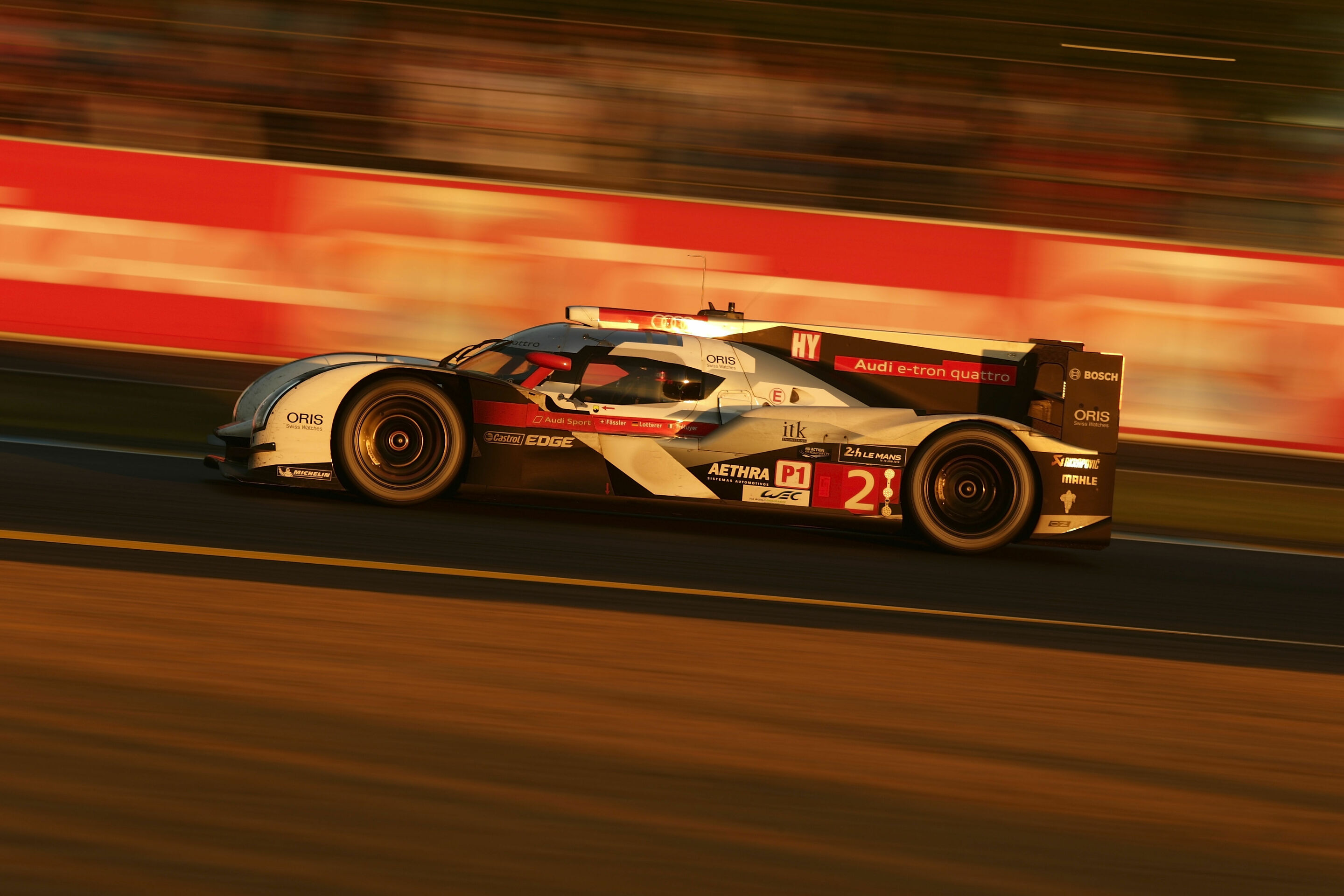 Neues Buch von Audi Tradition: „Audi in Le Mans“ - Mit dem R18 e-tron quattro Nummer 2 erzielt Audi 2014 seinen 13. Sieg bei den 24 Stunden von Le Mans. Am Steuer wechseln sich Marcel Fässler, André Lotterer und Benoît Tréluyer ab. Aus dem Buch „Audi...