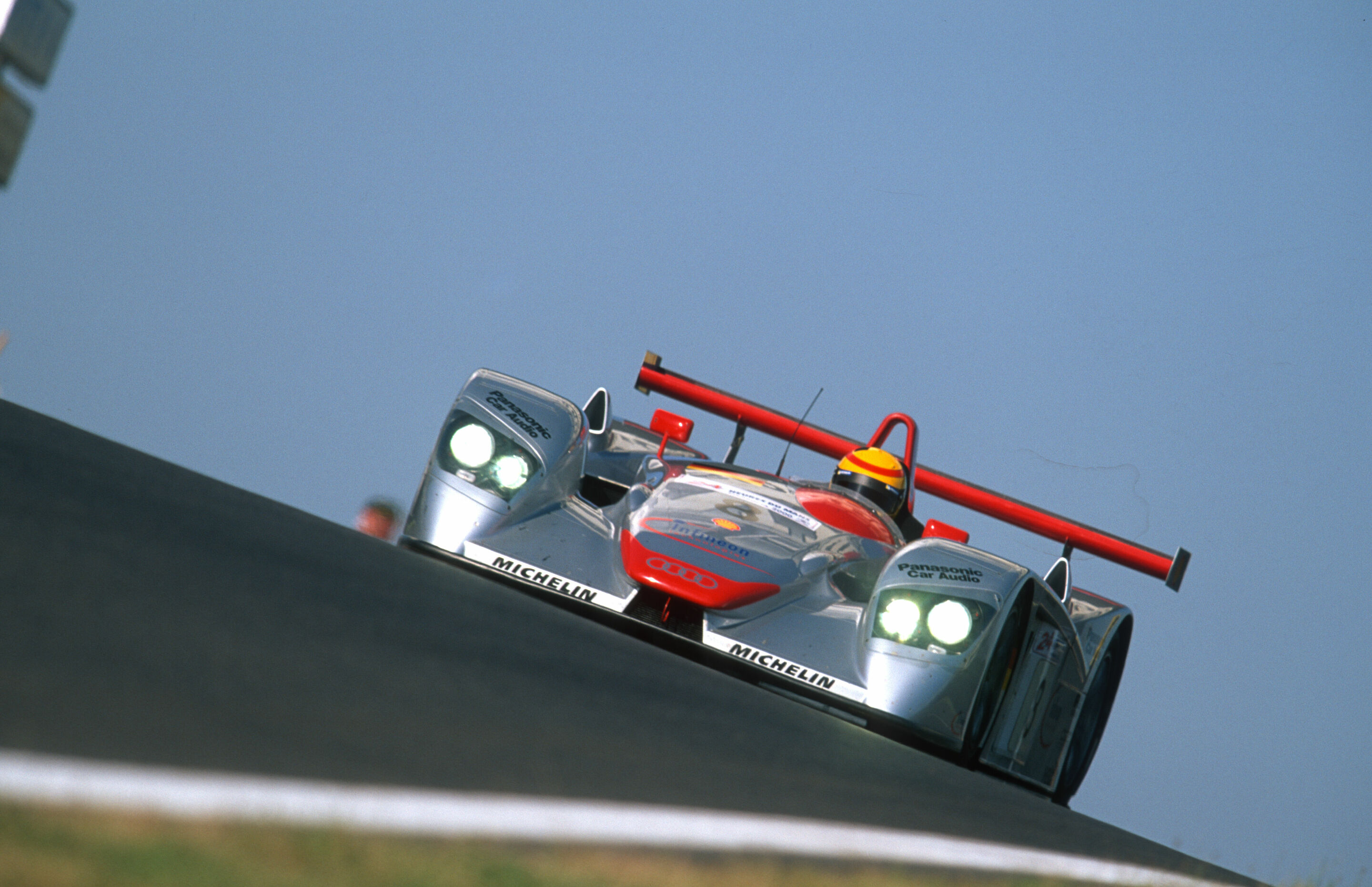 Neues Buch von Audi Tradition: „Audi in Le Mans“ - Frank Biela fährt den Audi R8 Nummer 8 bei den 24 Stunden von Le Mans 2000, den er sich mit Emanuele Pirro und Tom Kristensen teilt. Es ist der erste von 13 Siegen von Audi in Le Mans und der erste von...