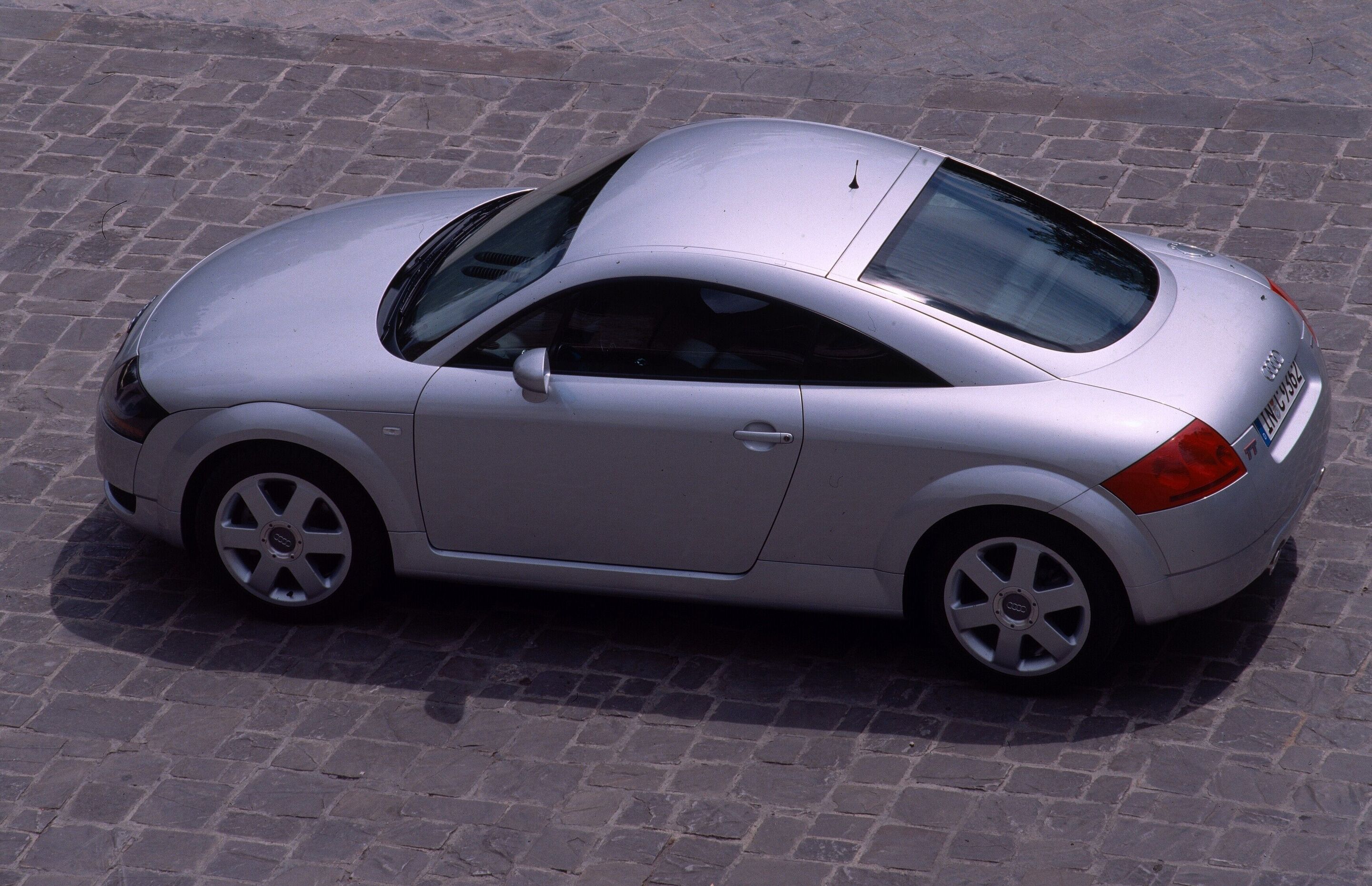 A timeless design icon: The Audi TT turns 25 (until 2023) - The first-generation Audi TT Coupé (silver, image 1).