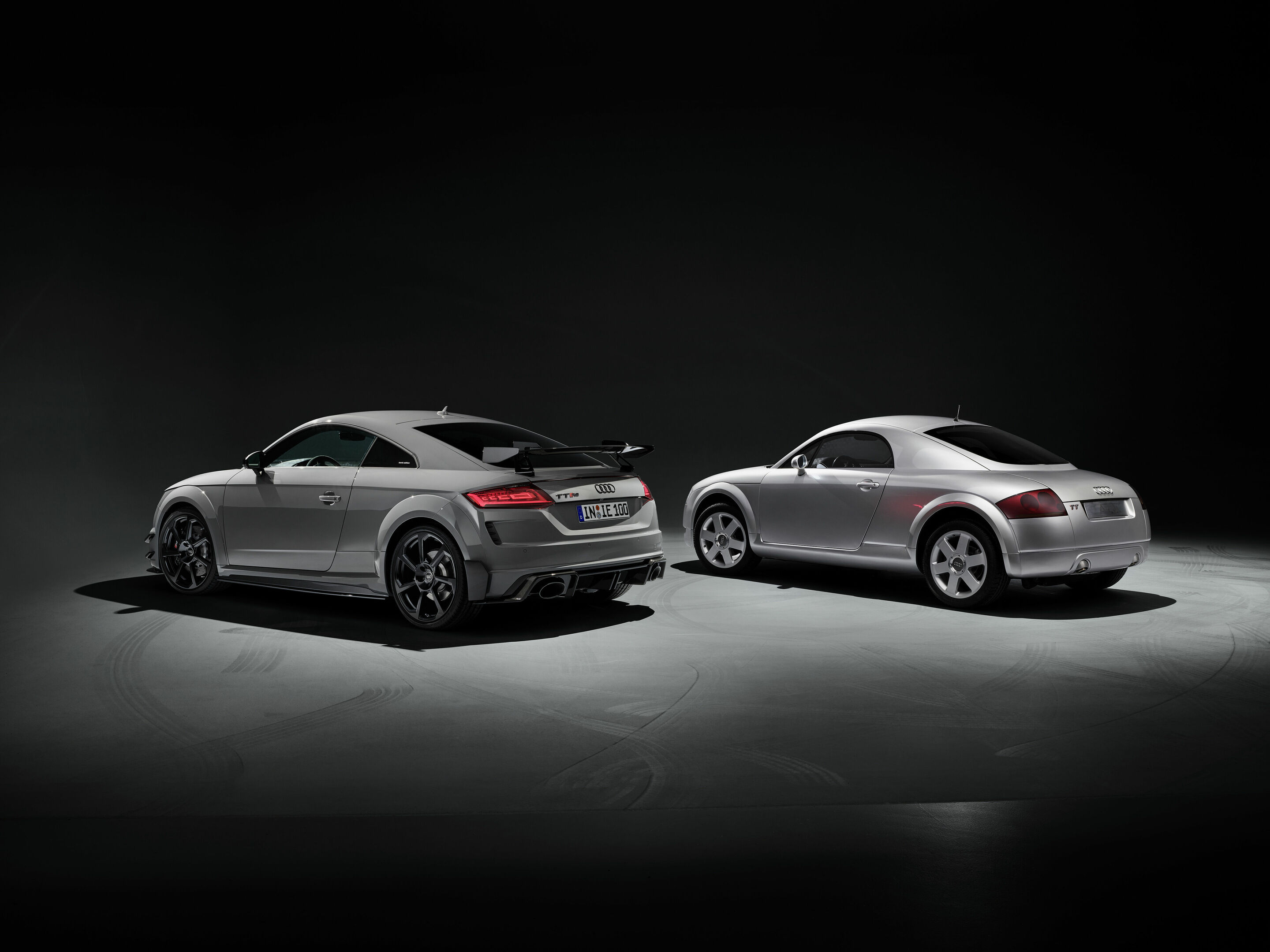 Zeitlose Designikone: Der Audi TT wird 25 Jahre - Audi TT  RS Coupé iconic edition und das Audi TT Coupé Showcar (Aufnahme 1).