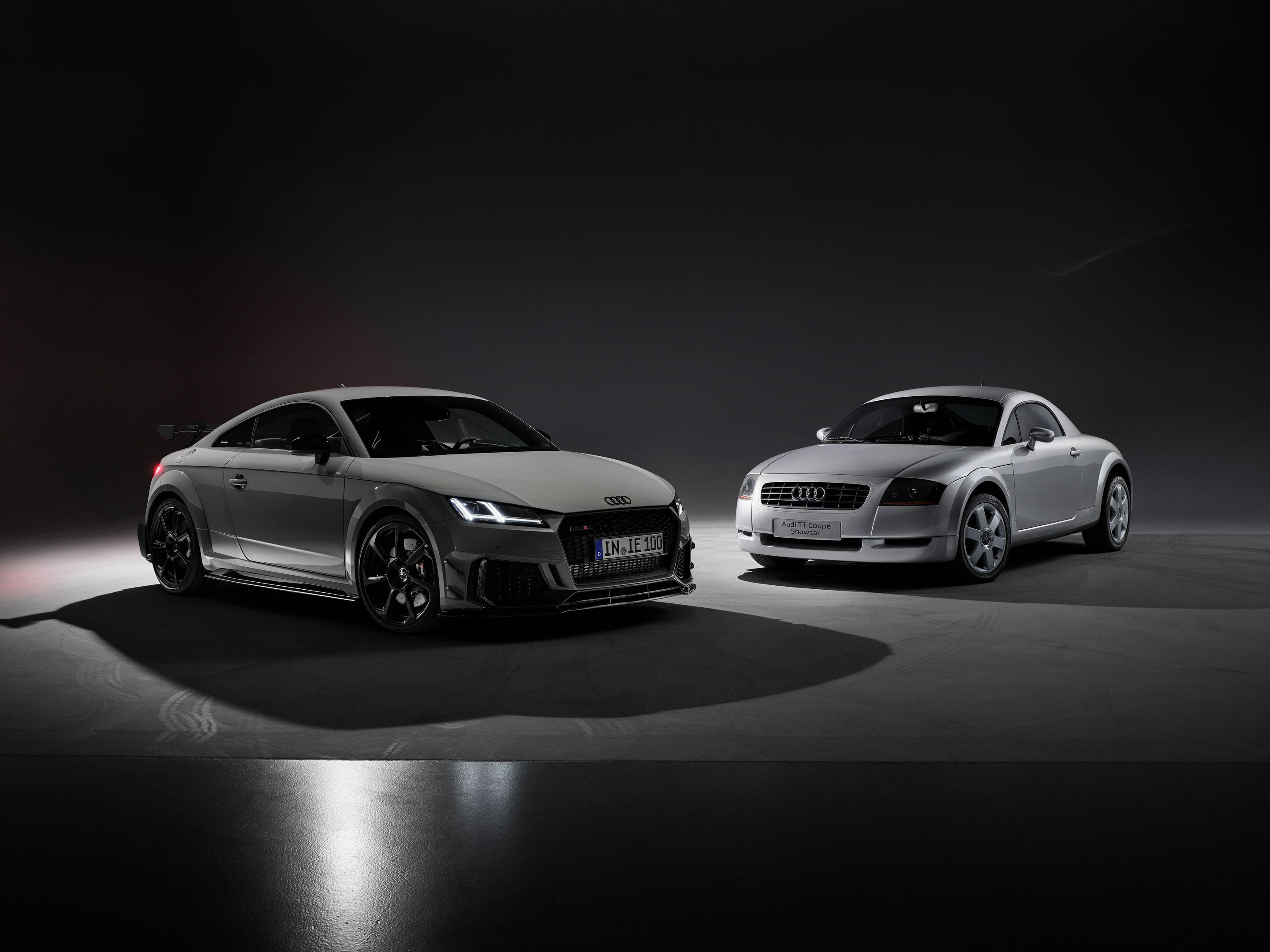 Der Audi TT wird 25 Jahre - Audi TT RS Coupé iconic edition und das Audi TT Coupé Showcar.
