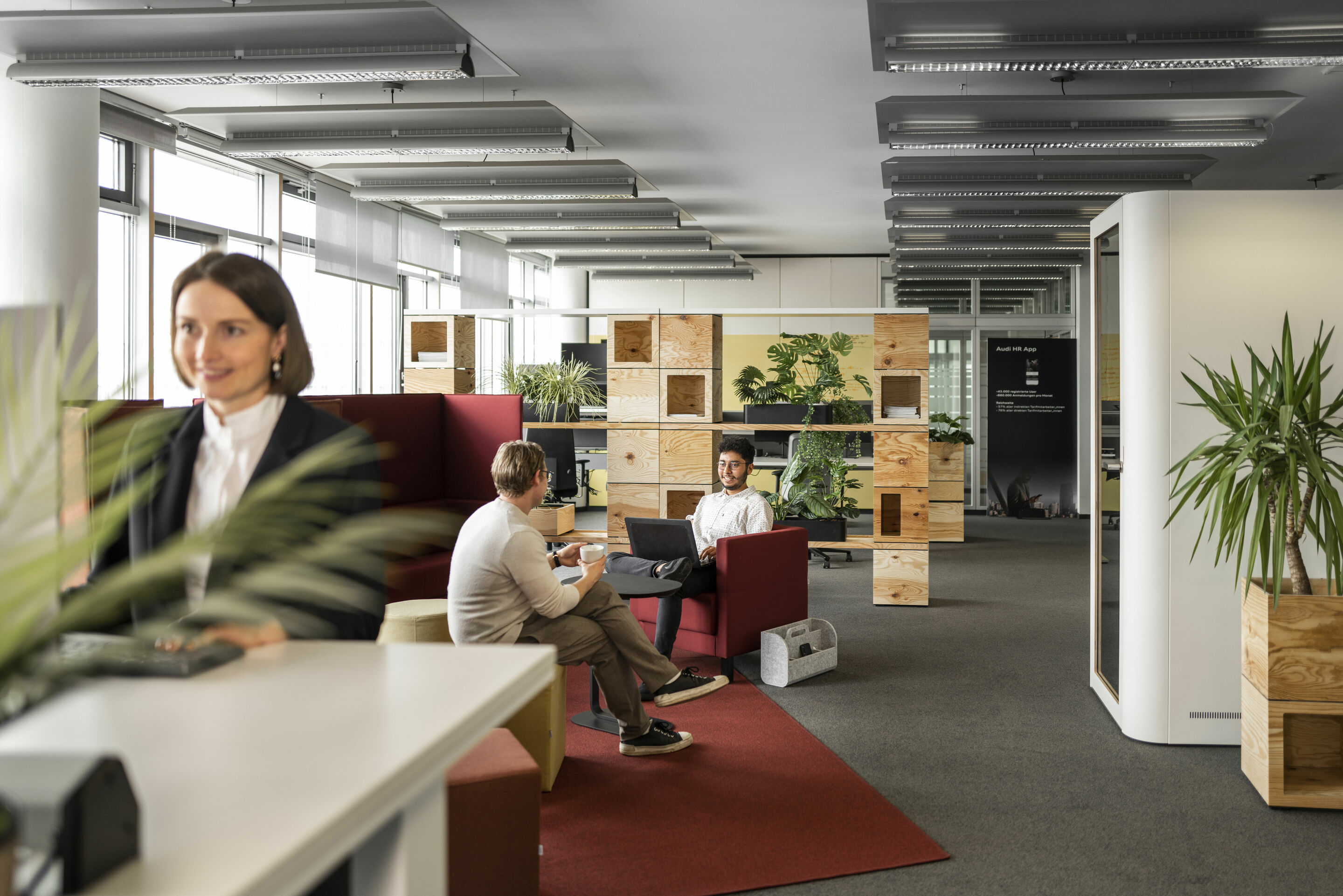 Audi is consistently driving the hybrid working world of the future within the company - Employees are free to choose their place of work and there is no requirement for fixed days in the office.