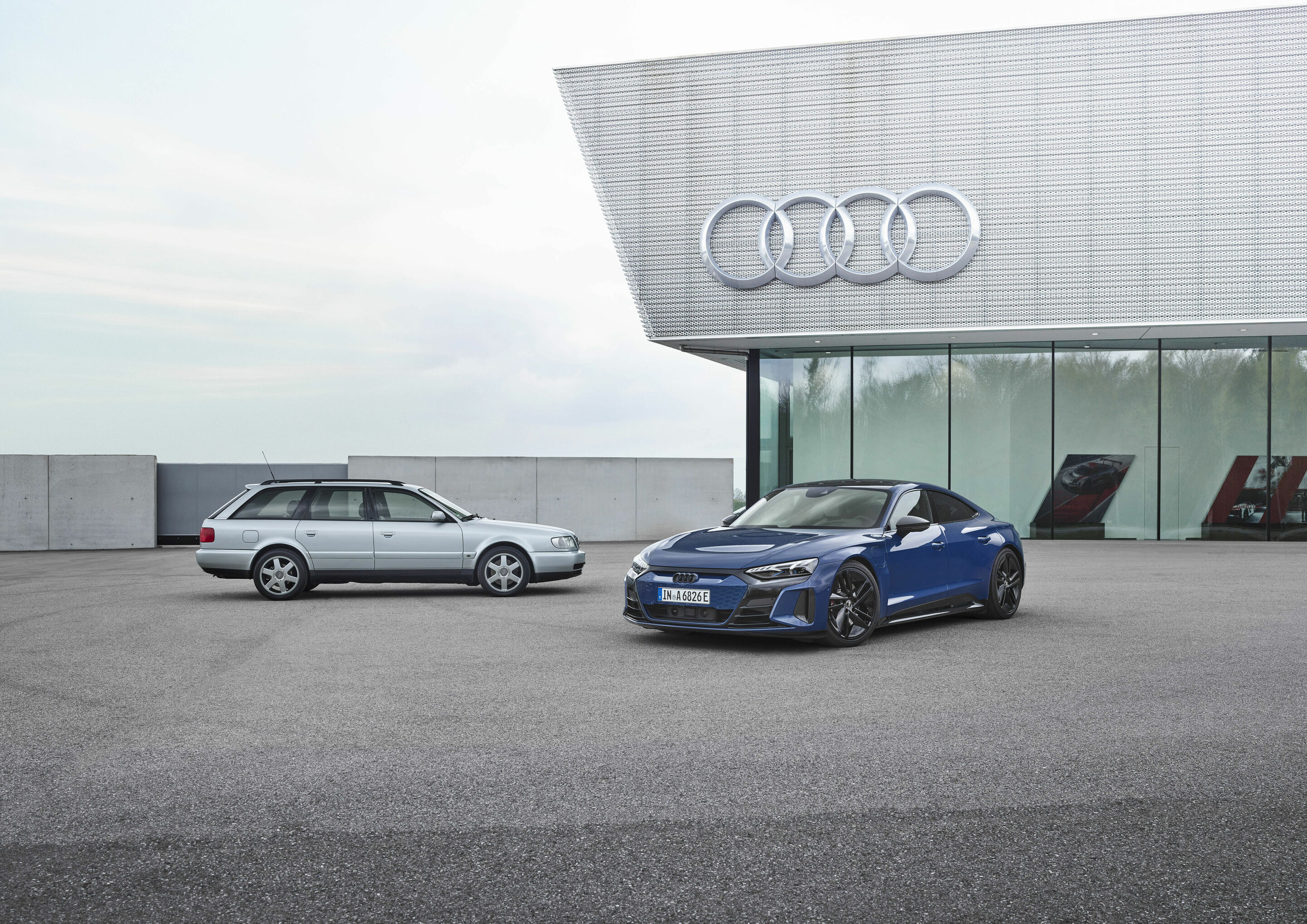 40 years Audi Sport GmbH - Models from left to right (static photo):
Audi S6 Plus, Audi RS e-tron GT, colour: Ascari Blue