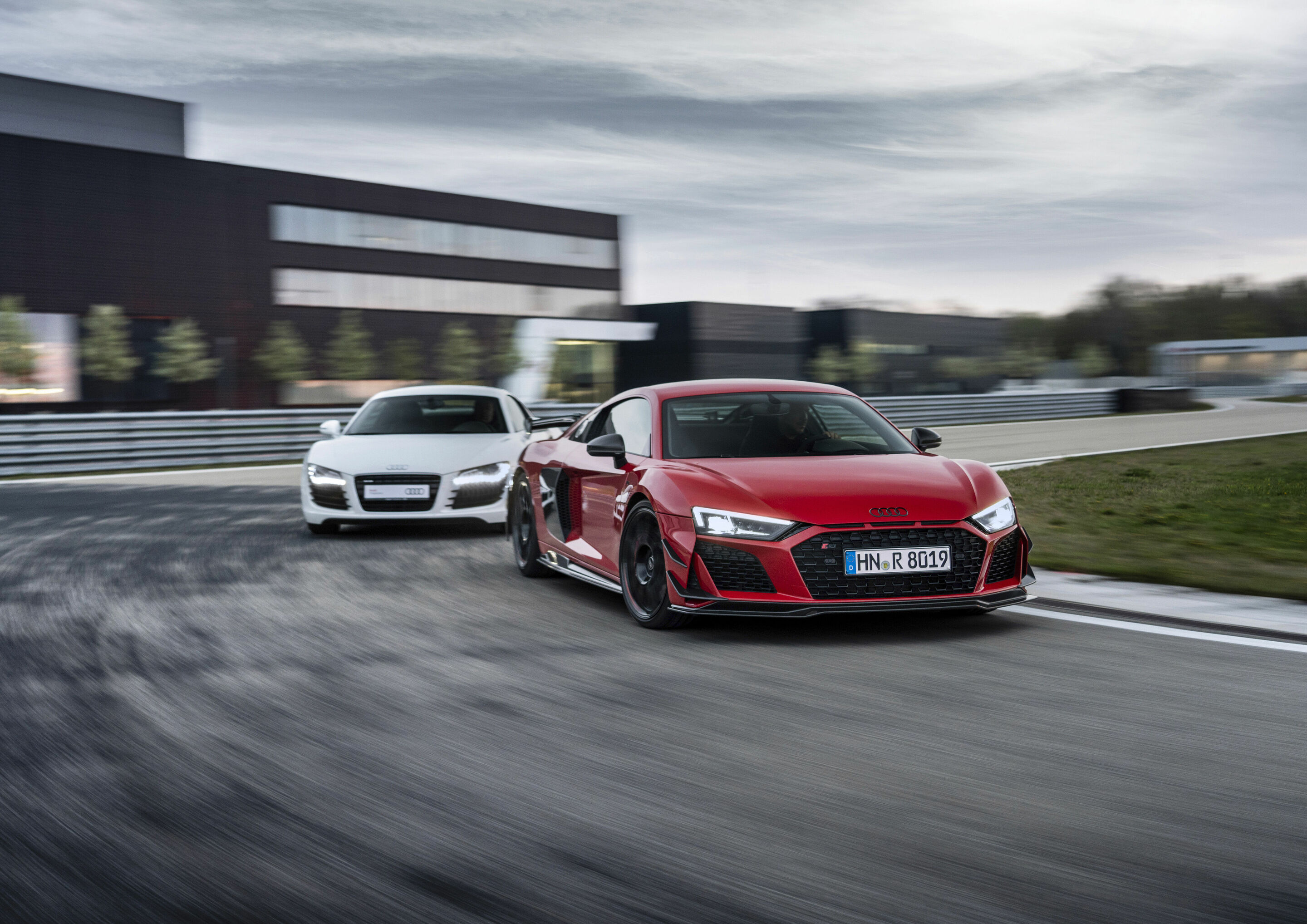 40 years Audi Sport GmbH - Models from left to right (dynamic photo):
Audi R8 Coupé V10 GT RWD, colour: Tango Red, Audi R8 Coupé, 1st generation
