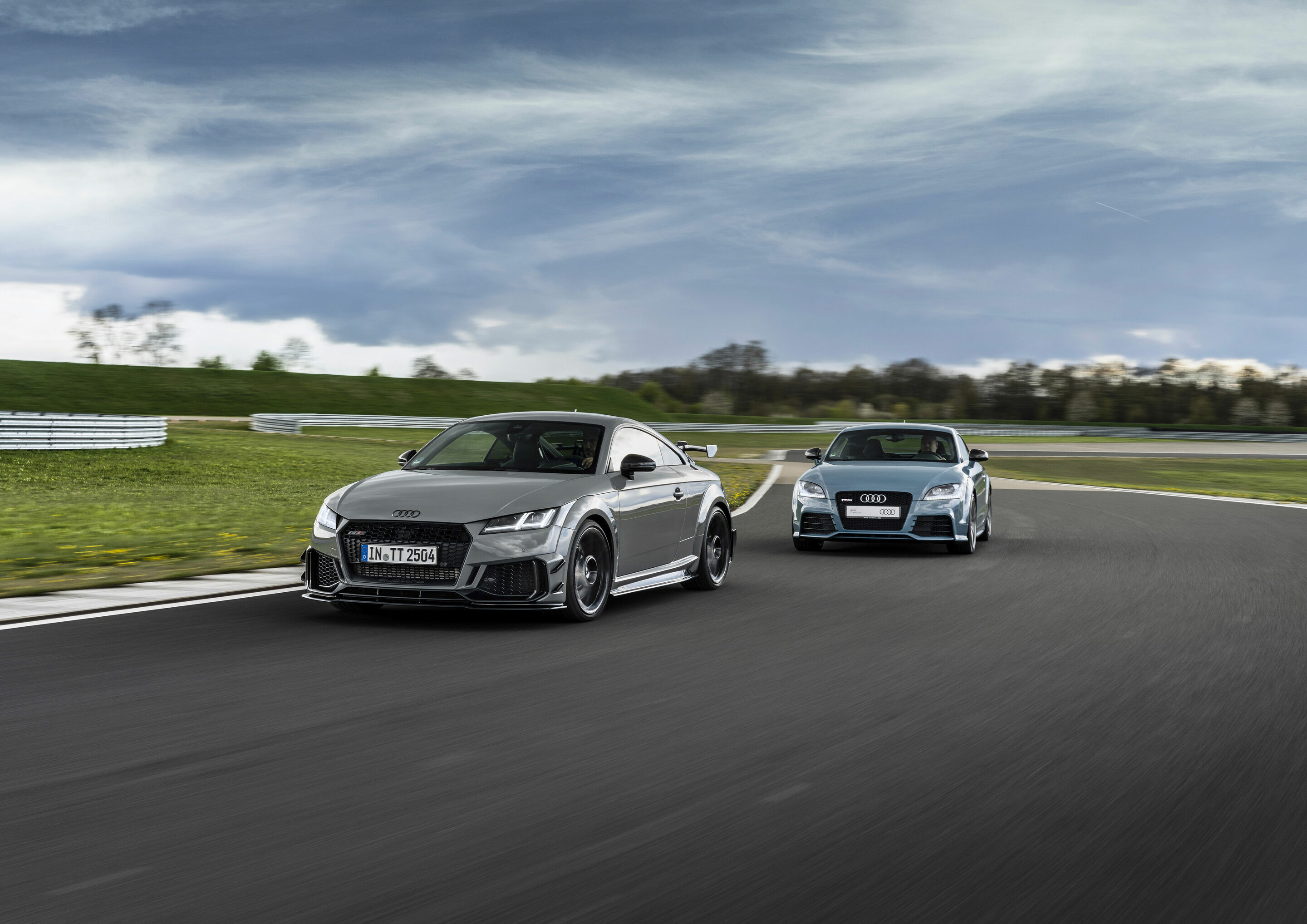 40 years Audi Sport GmbH - Models from left to right (dynamic photo):
Audi TT RS Coupé iconic edition, colour: Nardo Grey, Audi TT RS, 1st generation