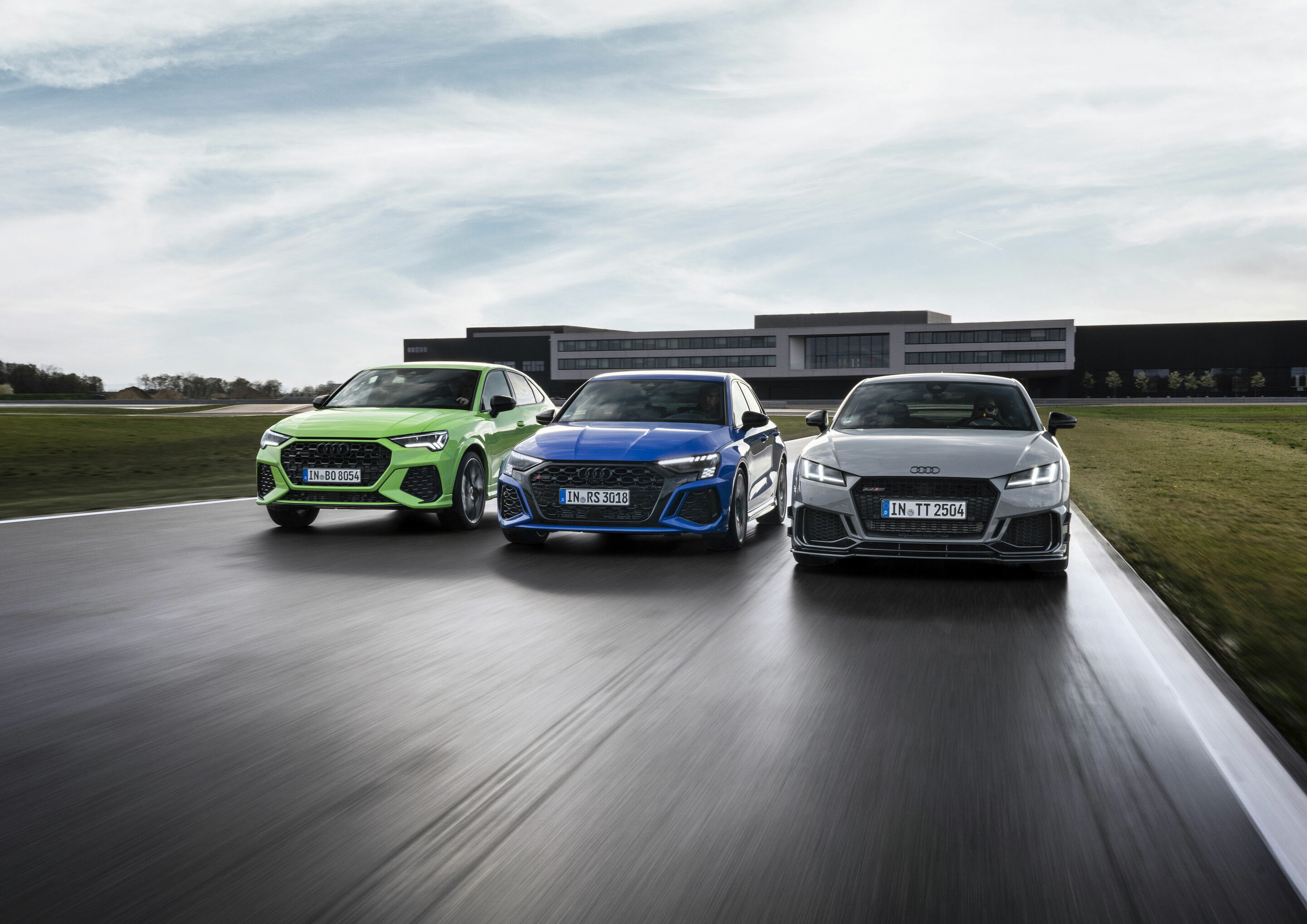 40 Jahre Audi Sport GmbH - Modelle v.l.n.r. (Fahraufnahme):
Audi RS Q3 Sportback, Farbe: Kyalamigrün
Audi RS 3 Sportback performance edition, Farbe: Nogaroblau
Audi TT RS Coupé iconic edition, Farbe: Nardograu
