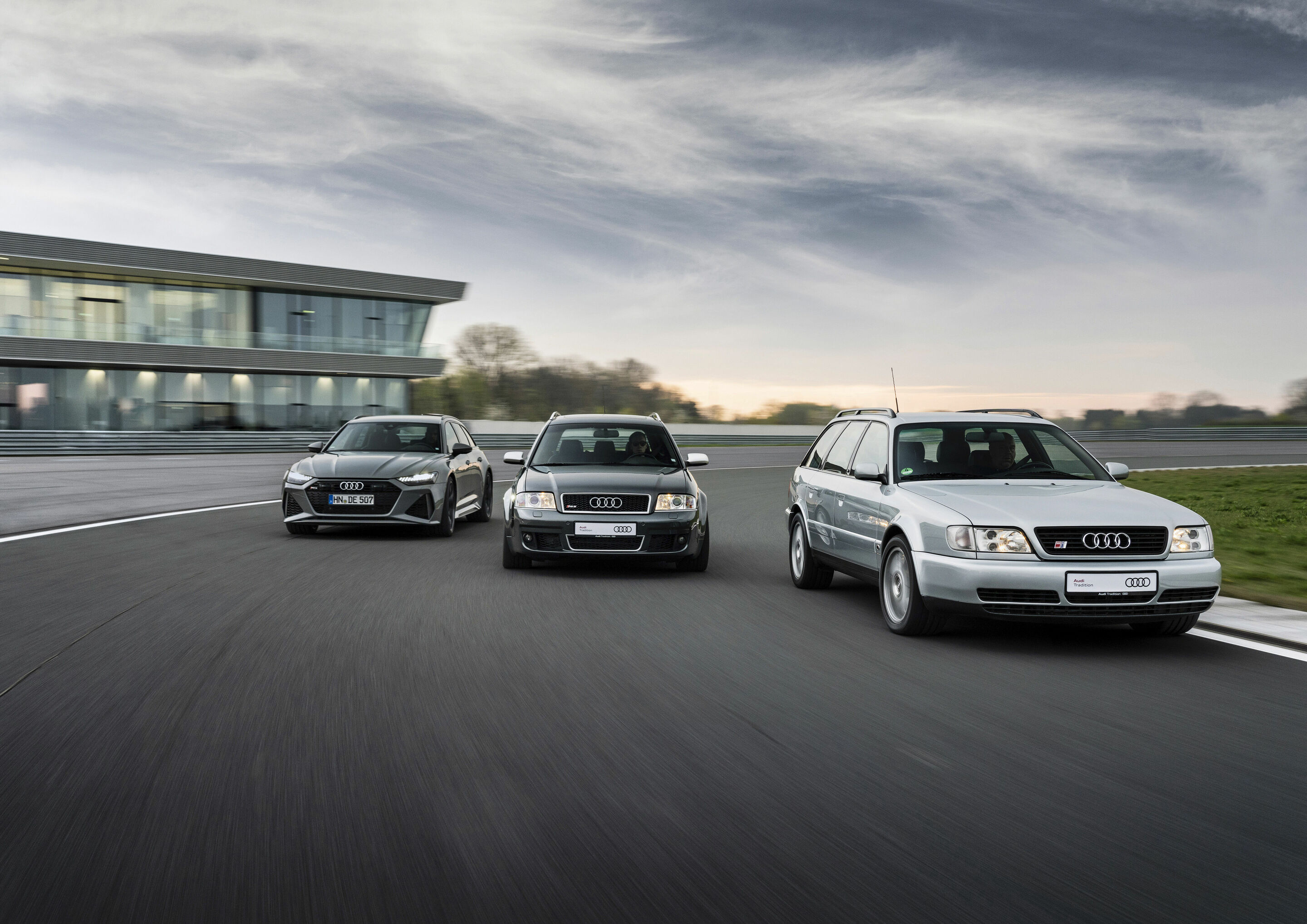 40 years Audi Sport GmbH - Models from left to right (dynamic photo):
Audi RS 6 Avant performance, colour: Nardo Grey
Audi RS 6 Avant, 1st generation
Audi S6 Plus