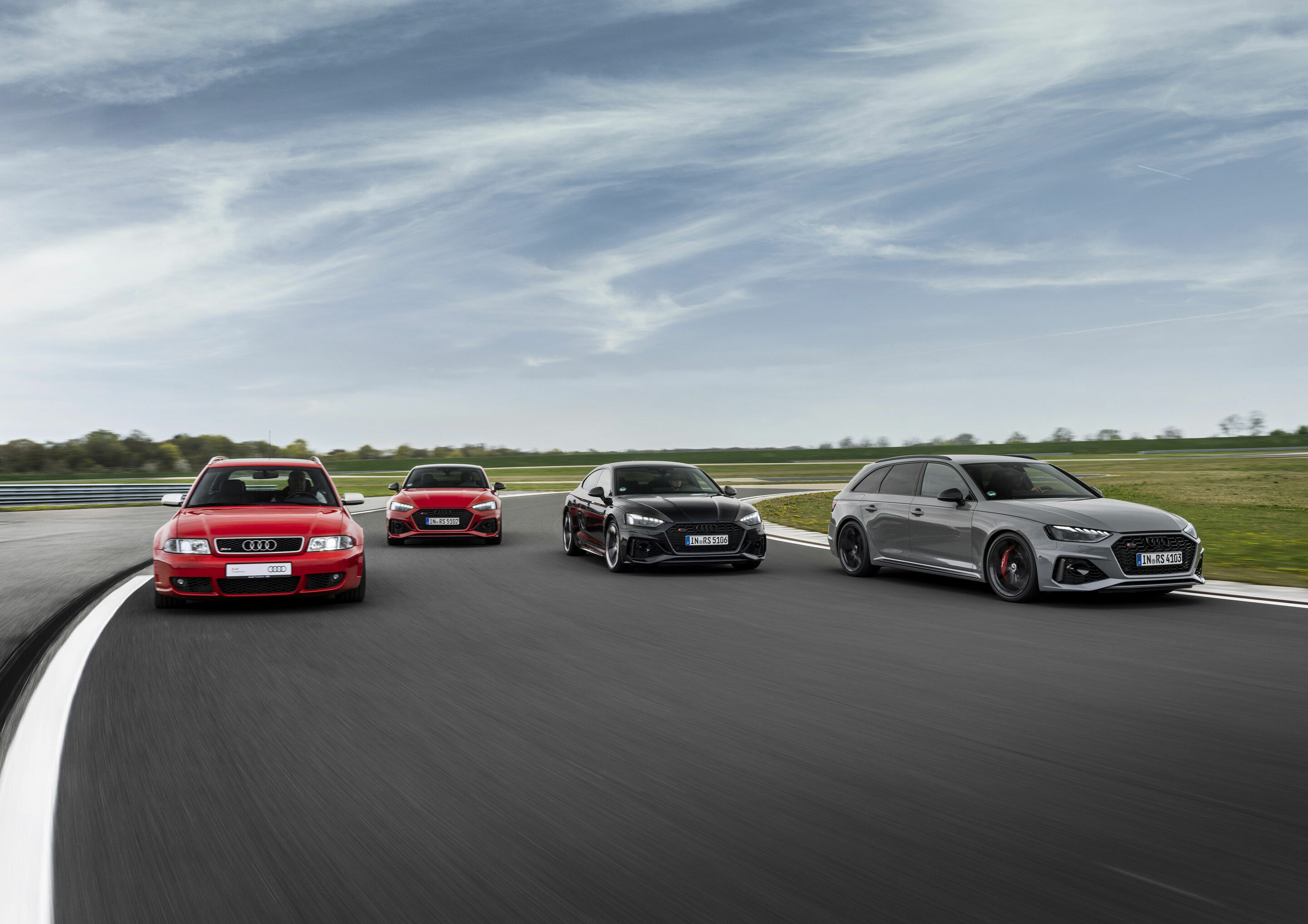 40 years Audi Sport GmbH - Modelle from left to right (dynamic):
Audi RS4 Avant, 1st generation
Audi RS 5 Coupé with competition plus package, colour: Tango Red
Audi RS 5 Sportback with competition plus package, colour: Sebring Black
Audi RS 4 Avant with...