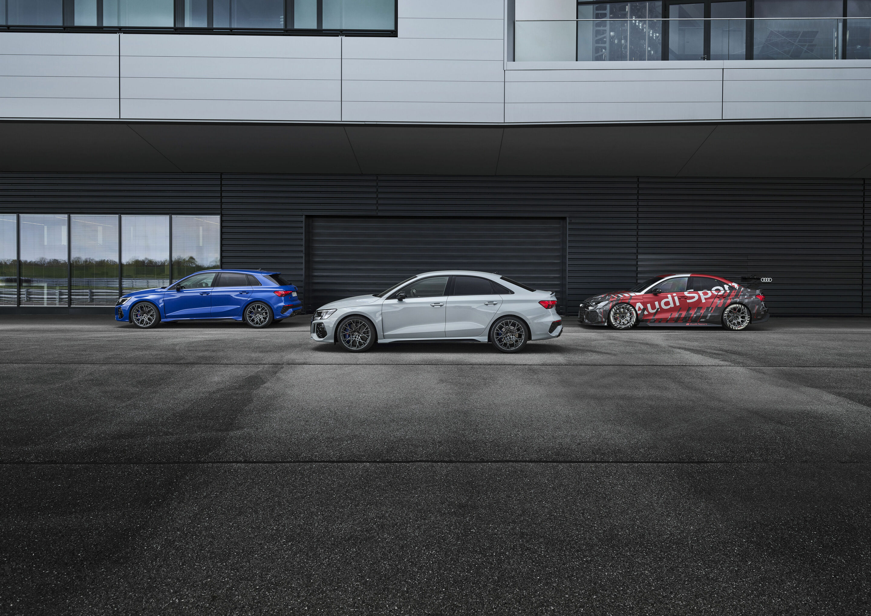 40 Jahre Audi Sport GmbH - Modelle v.l.n.r. (Standaufnahme):
Audi RS 3 Sportback performance edition, Farbe: Nogaroblau
Audi RS 3 Limousine performance edition, Farbe: Pfeilgrau
Audi RS 3 LMS