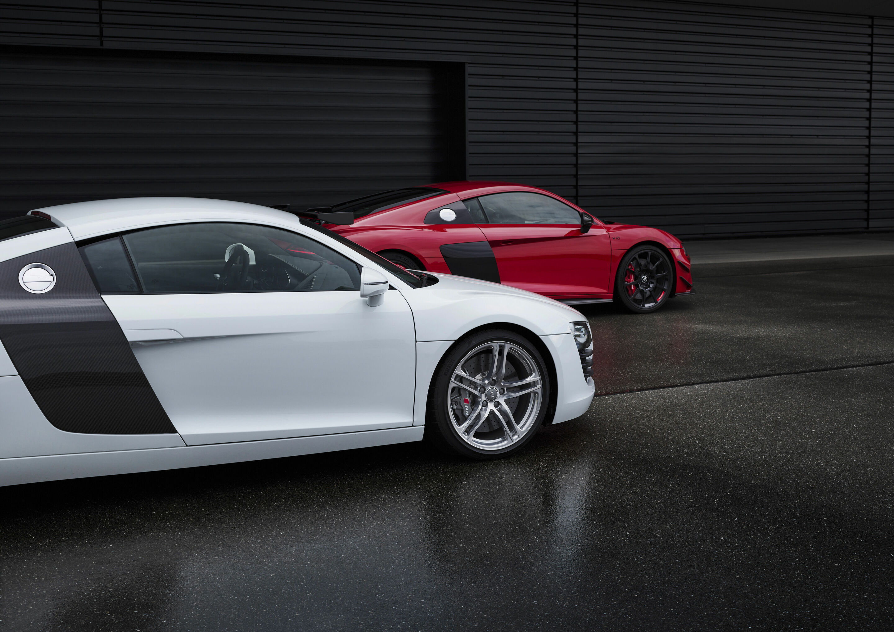 40 Jahre Audi Sport GmbH - Modelle v.l.n.r. (Standaufnahme):
Audi R8, 1. Generation
Audi R8 Coupé V10 GT RWD, Farbe: Tangorot