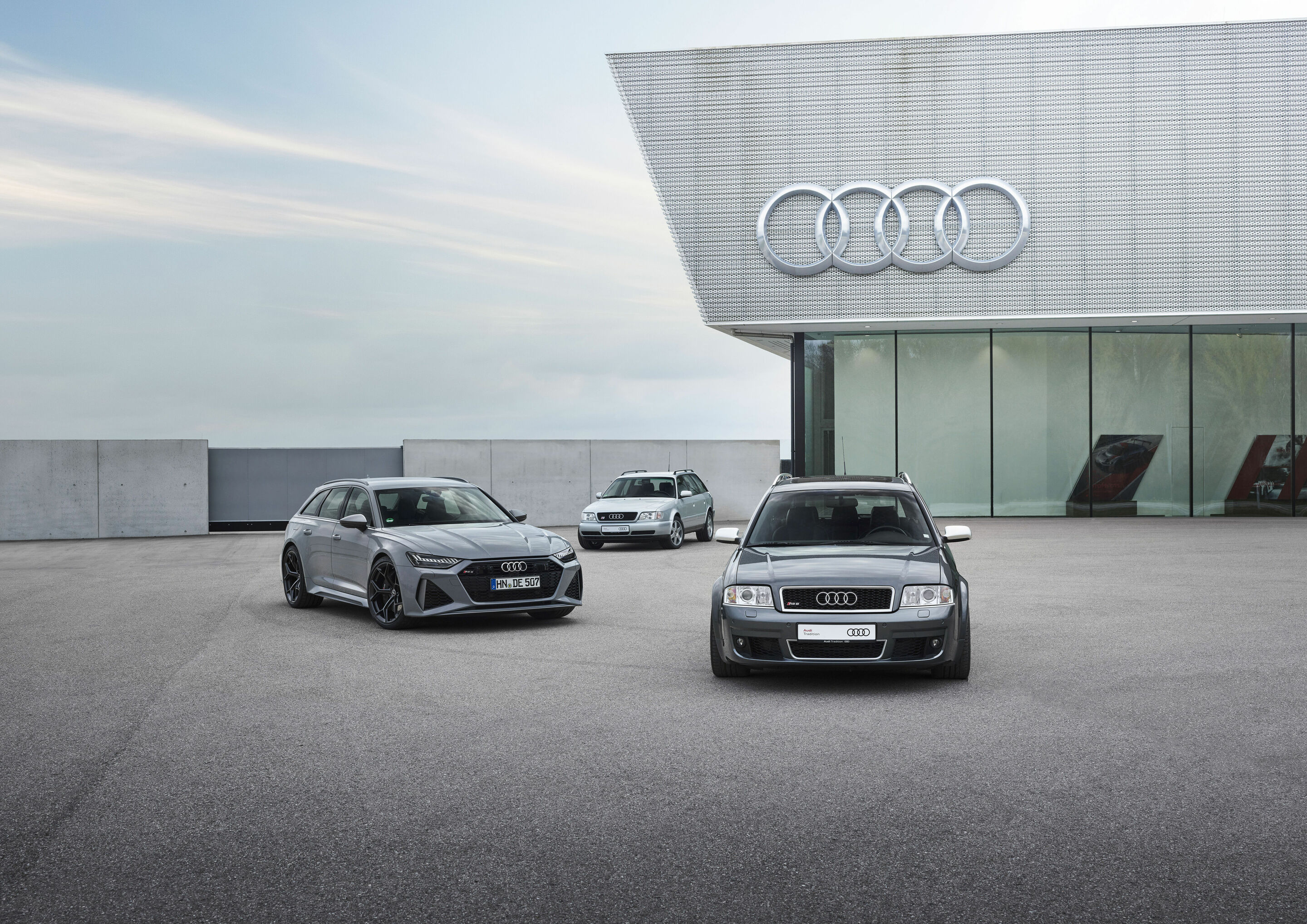 40 Jahre Audi Sport GmbH - Modelle v.l.n.r. (Standaufnahme):
Audi RS 6 Avant performance, Farbe: Nardograu
Audi S6 Plus Avant
Audi RS 6 Avant, 1. Generation