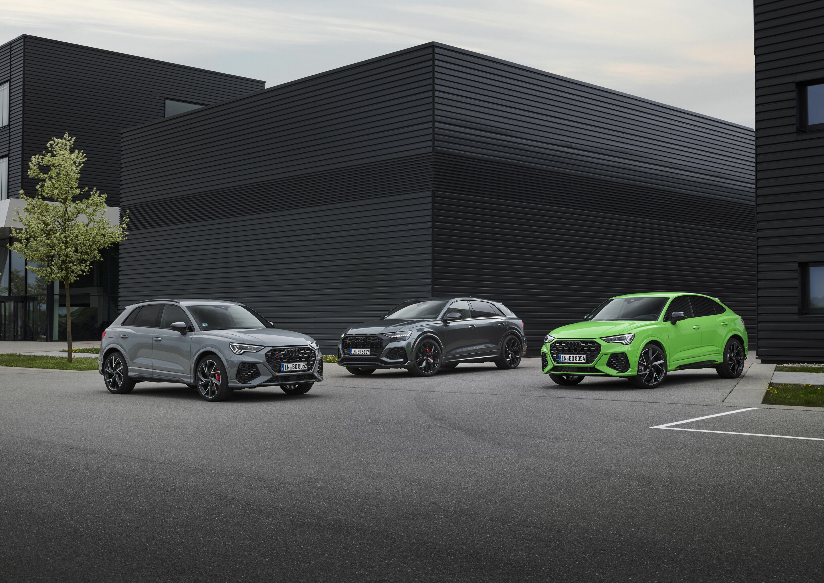 40 Jahre Audi Sport GmbH - Modelle v.l.n.r. (Standaufnahme):Audi RS Q3, Farbe: NardograuAudi RS Q8, Farbe: DaytonagrauAudi RS Q3 Sportback, Farbe: Kyalamigrün
