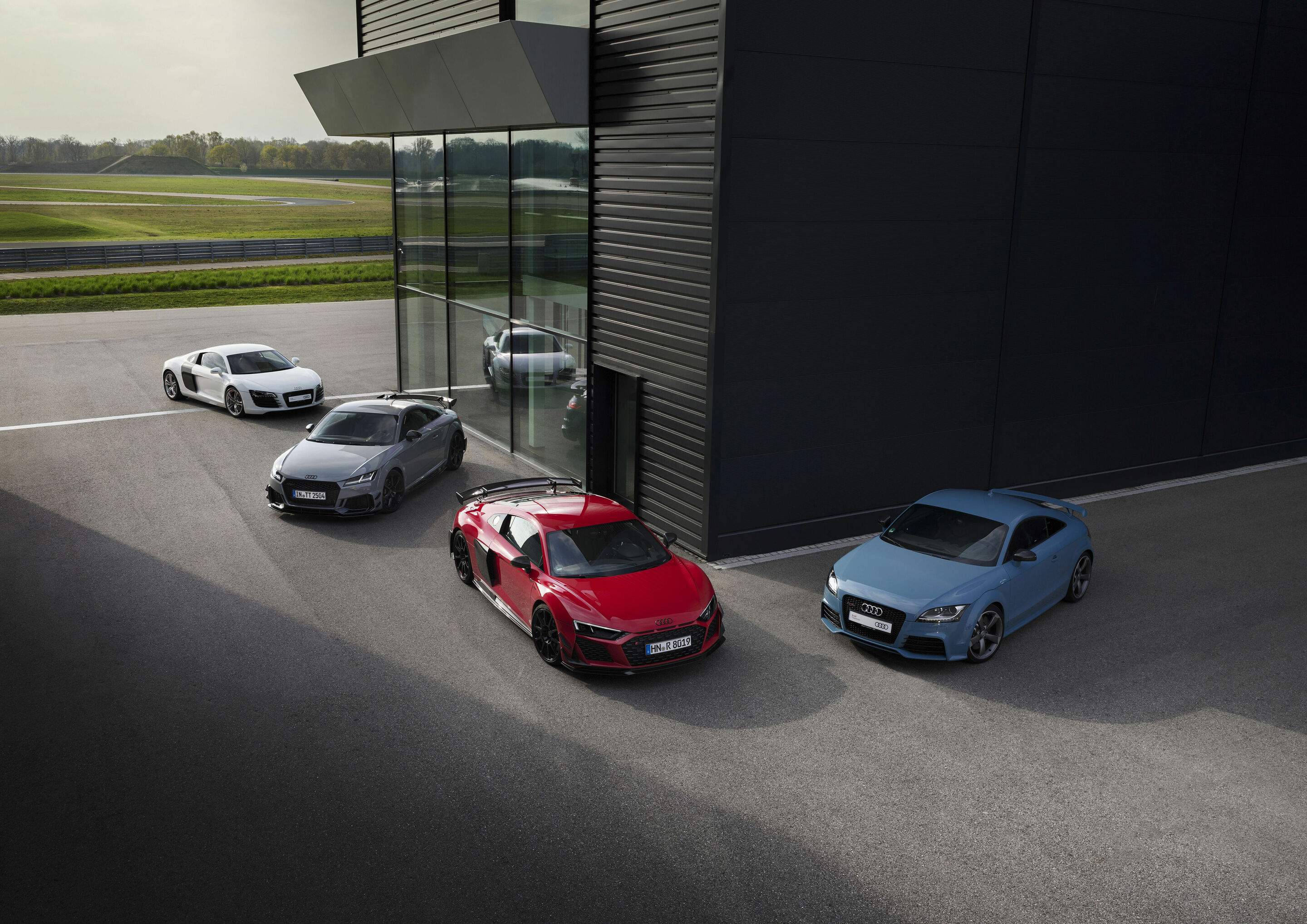 40 Jahre Audi Sport GmbH - Modelle v.l.n.r. (Standaufnahme):
Audi R8 Coupé, 1. Generation
Audi TT RS Coupé iconic edition, Farbe: Nardograu
Audi R8 Coupé V10 GT RWD, Farbe: Tangorot
Audi TT RS, 1. Generation