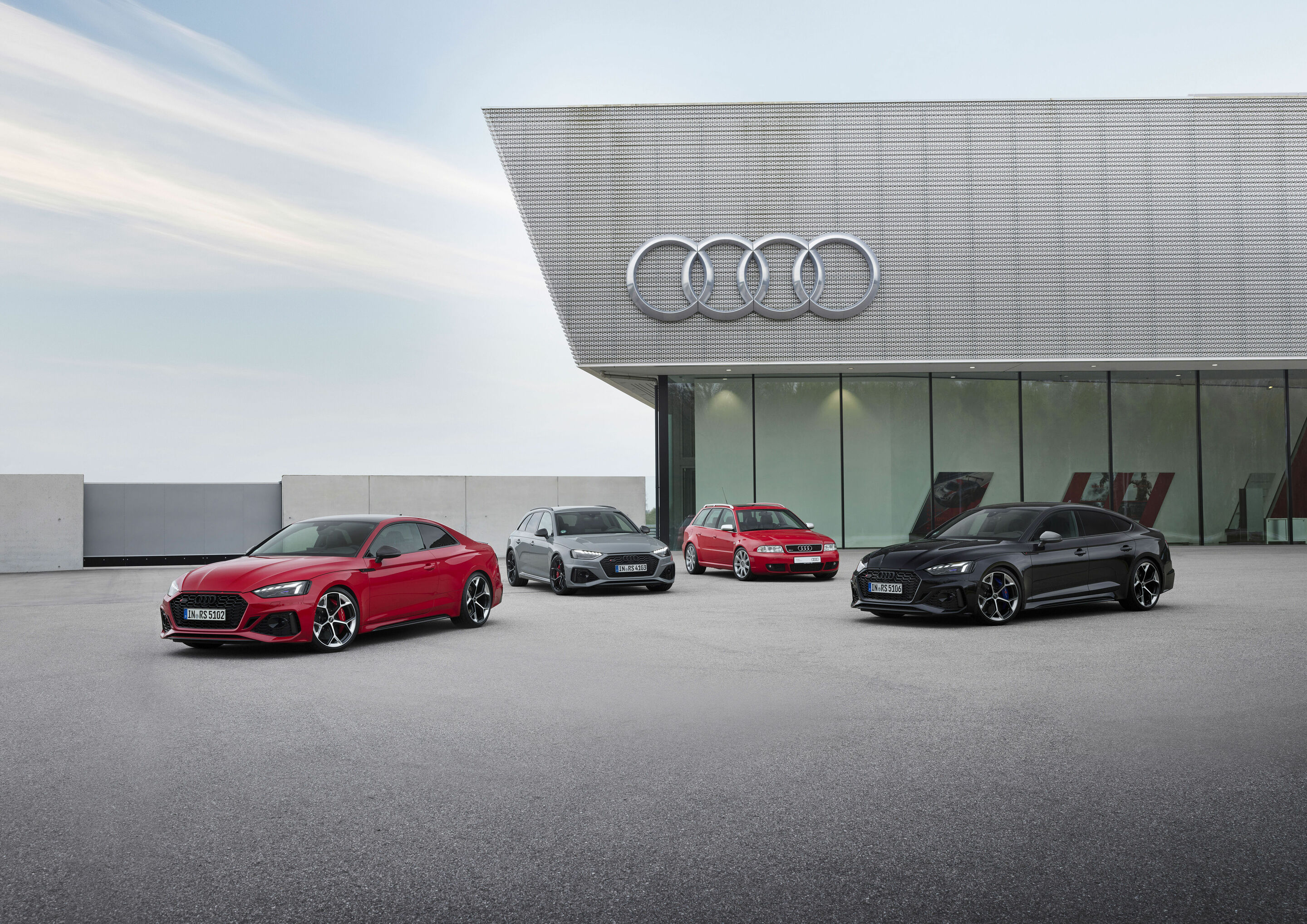 40 Jahre Audi Sport GmbH - Modelle v.l.n.r. (Standaufnahme):
Audi RS 5 Coupé mit competition plus-Paket, Farbe: Tangorot
Audi RS 4 Avant mit competition plus-Paket, Farbe: Nardograu
Audi RS 4 Avant, 1. Generation
Audi RS 5 Sportback mit competition plus-Paket,...