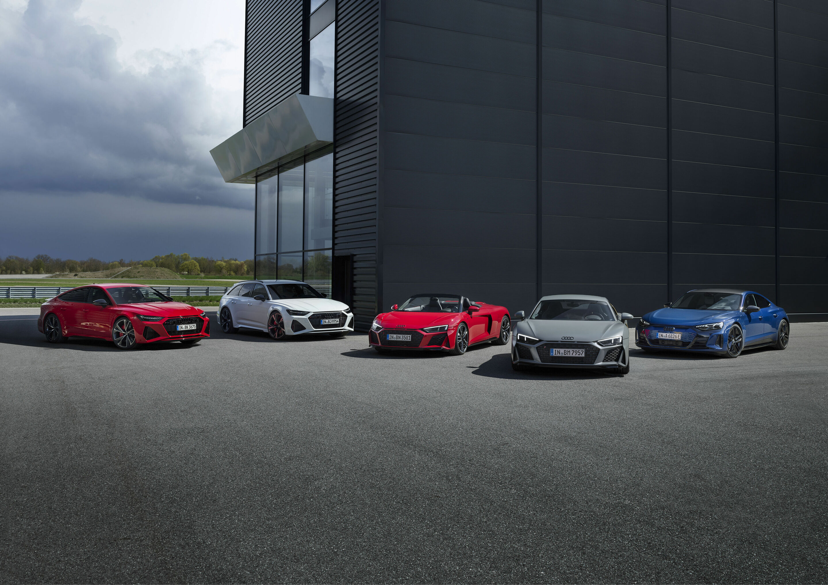 40 years Audi Sport GmbH - Models from left to right (static photo):
Audi RS 7 Sportback, colour: Tango Red
Audi RS 6 Avant, colour: Glacier White
Audi R8 Spyder V10 performance RWD, colour: Tango Red
Audi R8 Coupé V10 performance RWD, colour: Nardo Grey/Vegas...