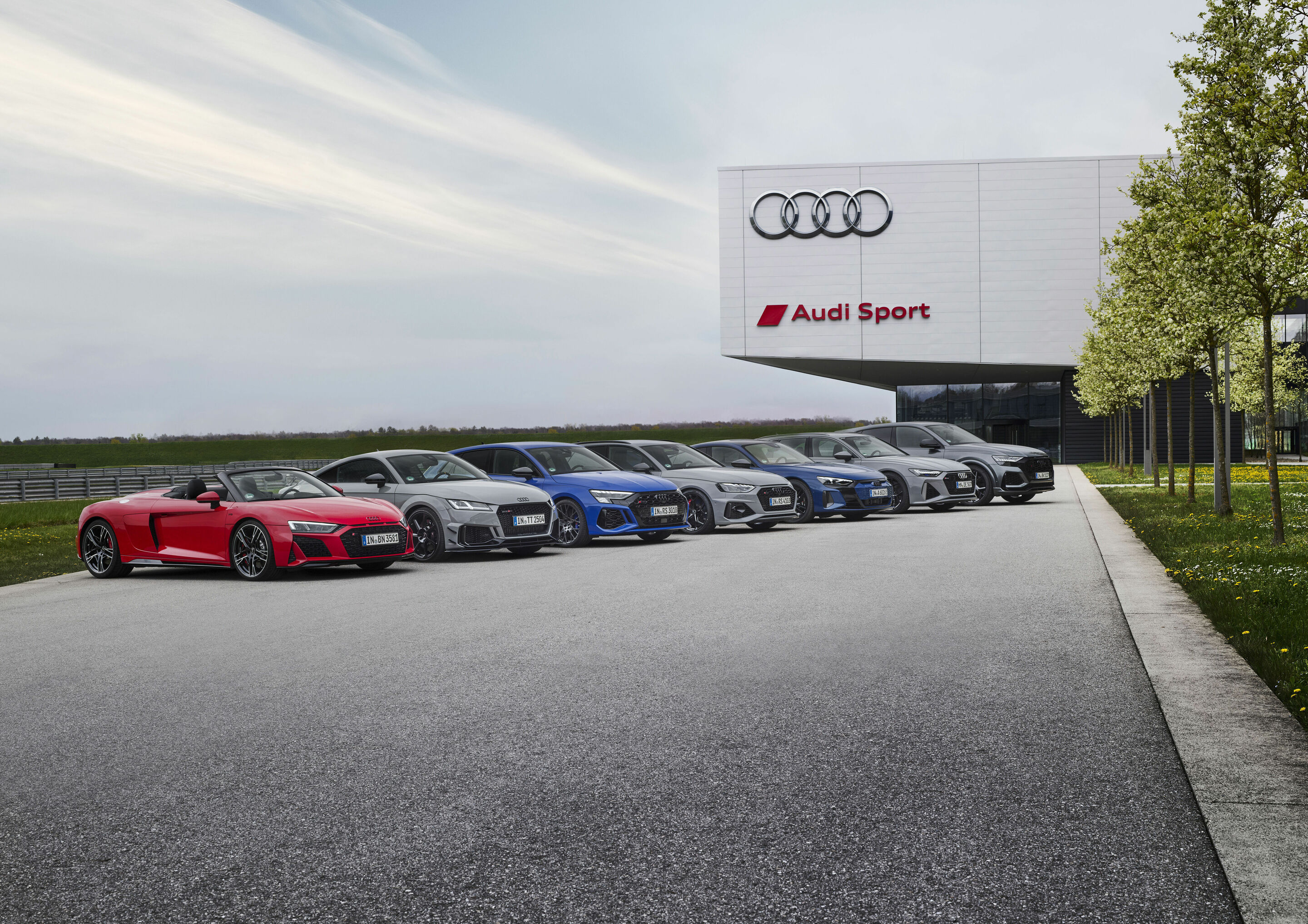 40 Jahre Audi Sport GmbH - Modelle v.l.n.r. (Standaufnahme):
Audi R8 Spyder V10 performance RWD, Farbe: Tangorot
Audi TT RS Coupé iconic edition, Farbe: Nardograu
Audi RS 3 Sportback performance edition, Farbe: Nogaroblau
Audi RS 4 Avant mit competition...