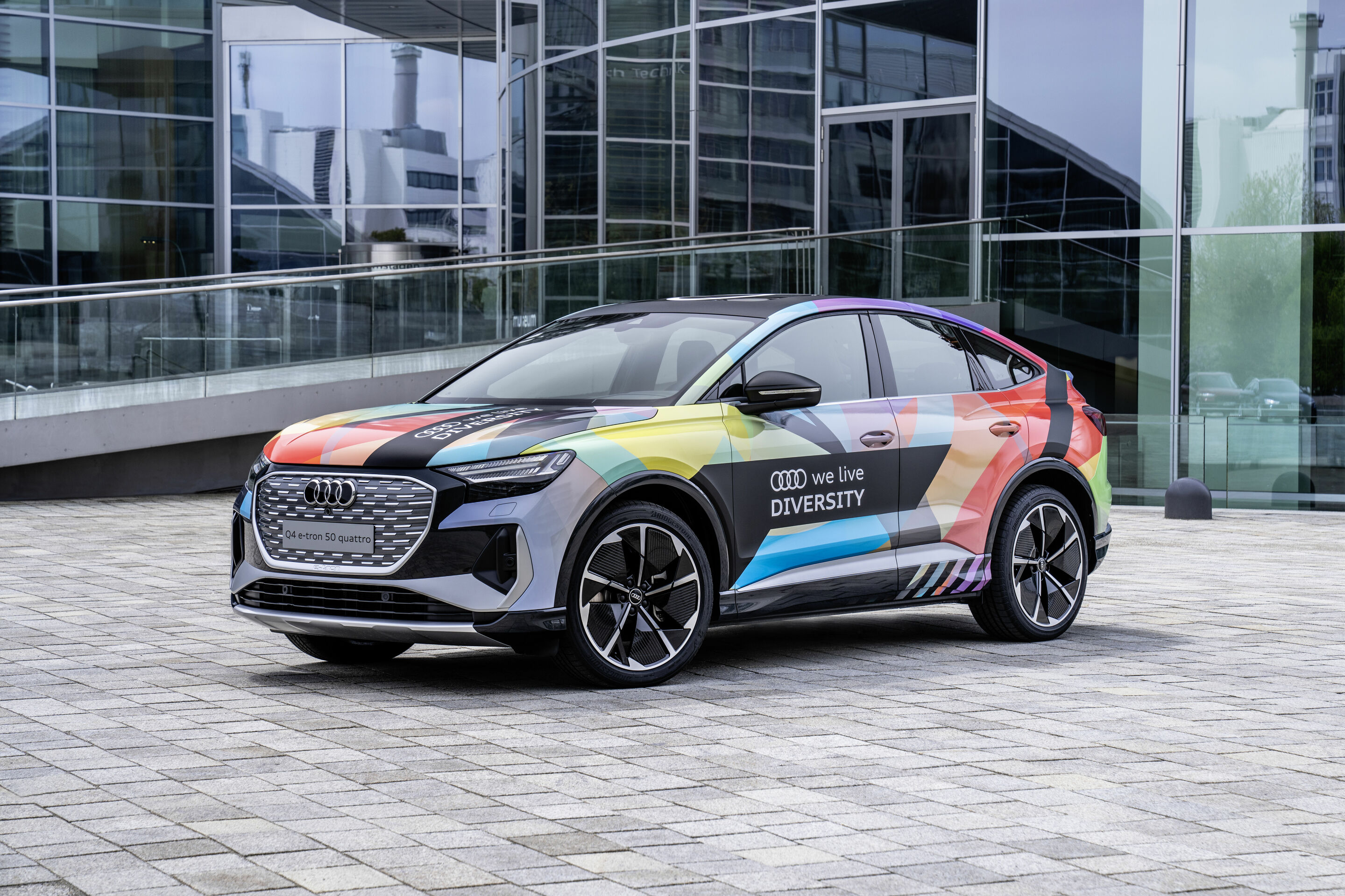 Audi stärkt Diversity & Inclusion - Audi zeigt Flagge: der Diversity Audi Q4 e-tron vor dem Audi Forum Ingolstadt.