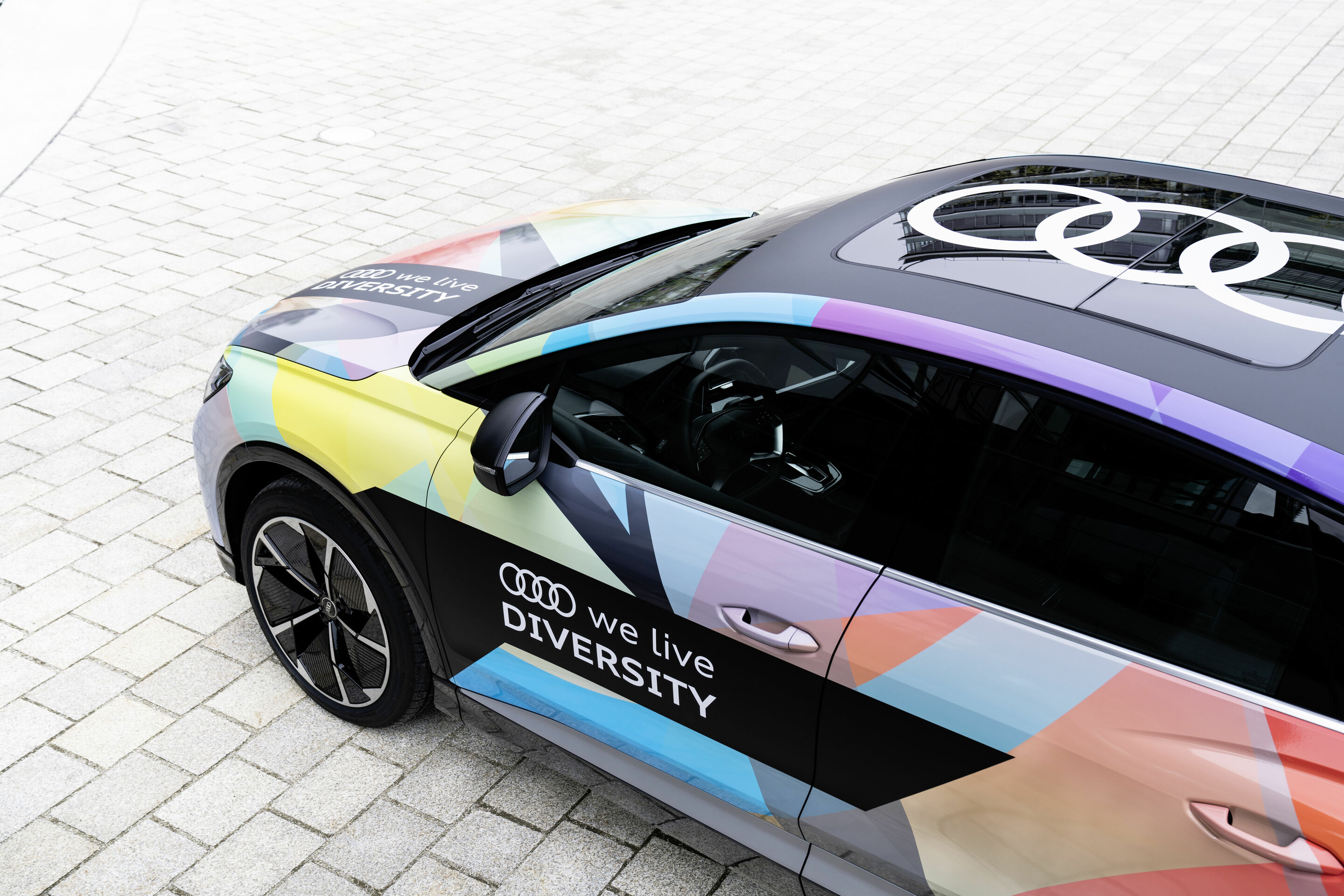 Audi stärkt Diversity & Inclusion - Farbenfrohe Botschaft: der Diversity Audi Q4 e-tron steht für Vielfalt bei Audi.