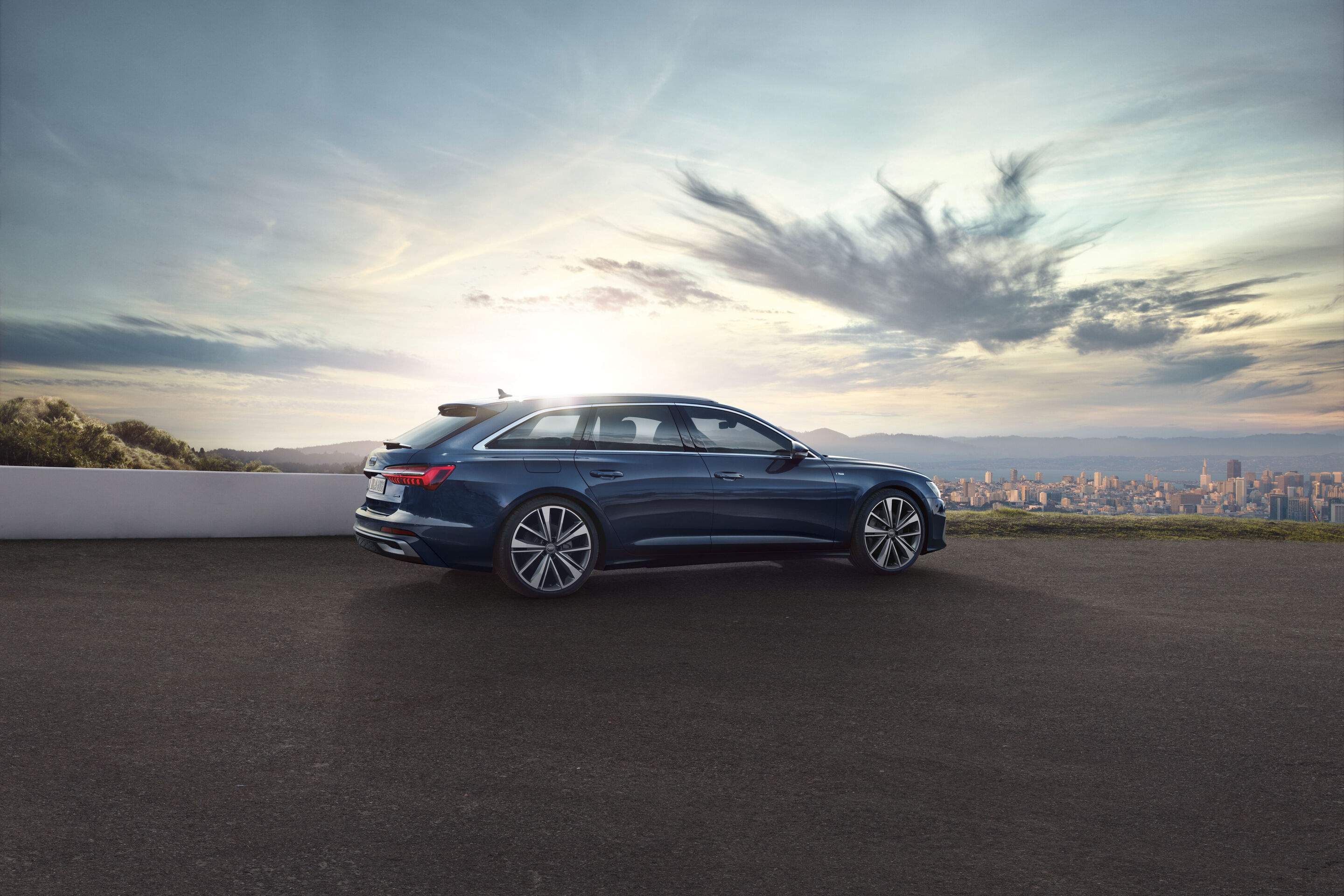 Audi A6 Avant (bis 2025) - Standaufnahme:
Farbe: Firmamentblau Metallic.