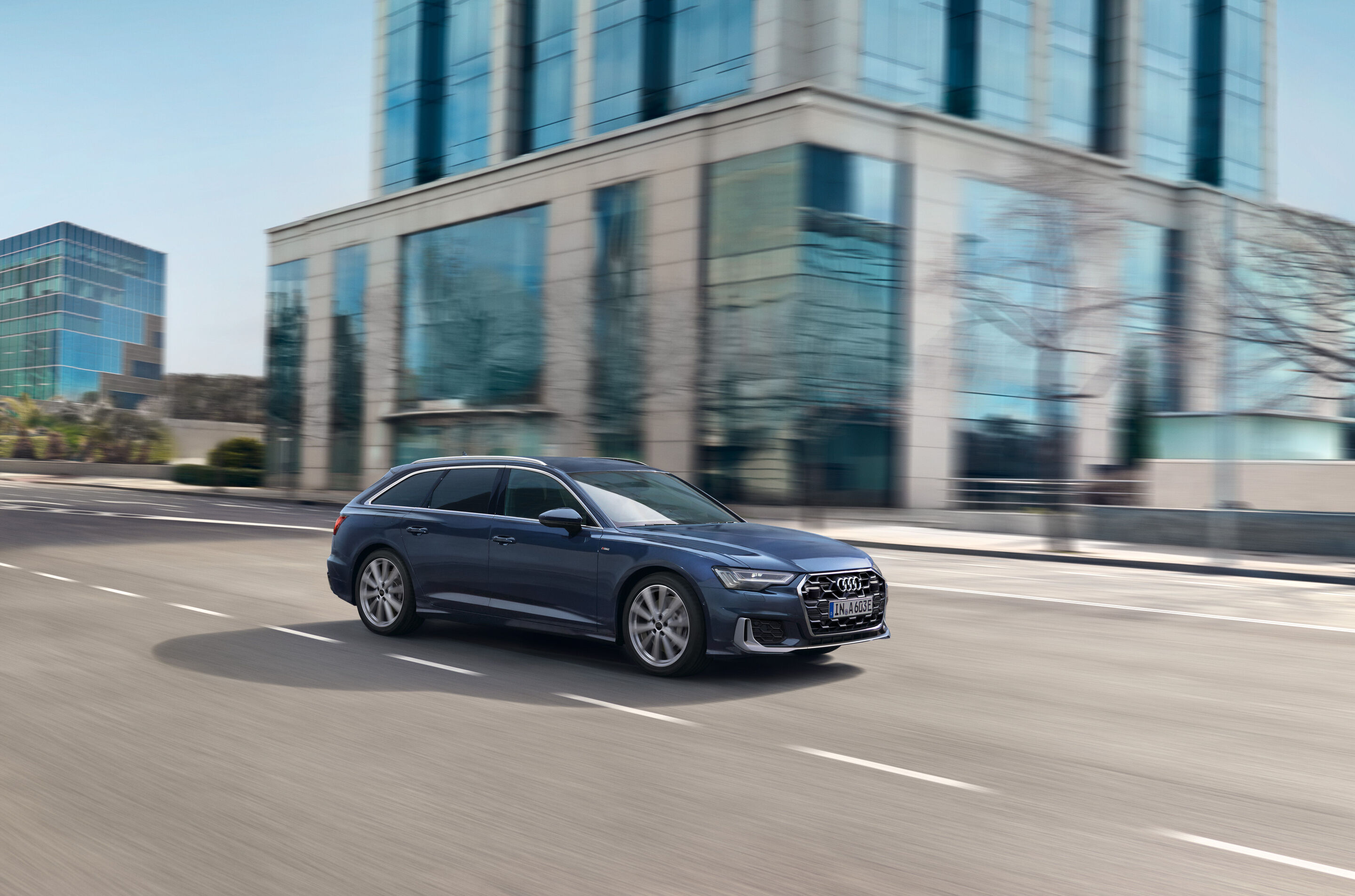 Audi A6 Avant TFSI e quattro (bis 2025) - Fahraufnahme,
Farbe: Firmamentblau Metallic