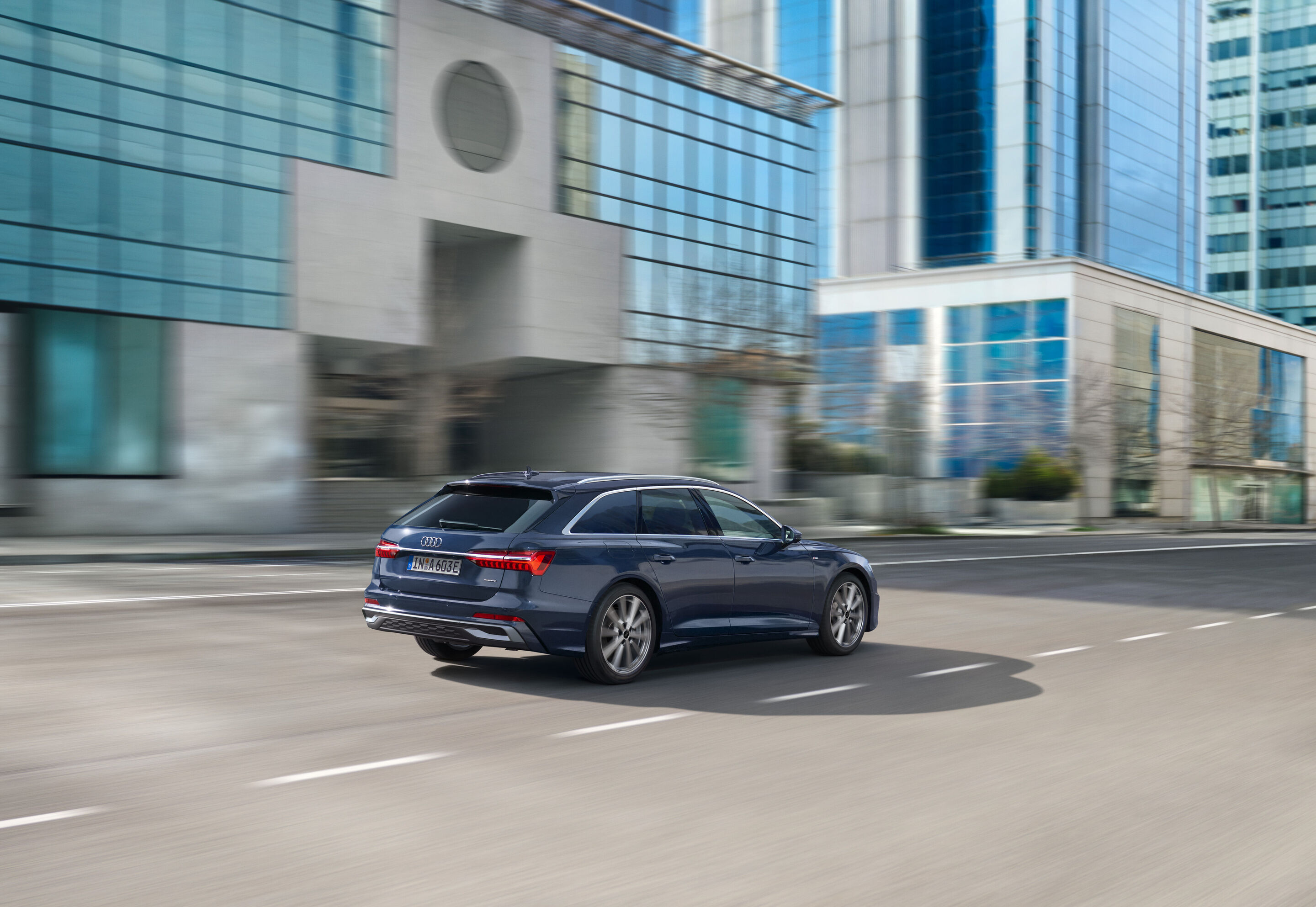 Audi A6 Avant TFSI e quattro (bis 2025) - Fahraufnahme,
Farbe: Firmamentblau Metallic