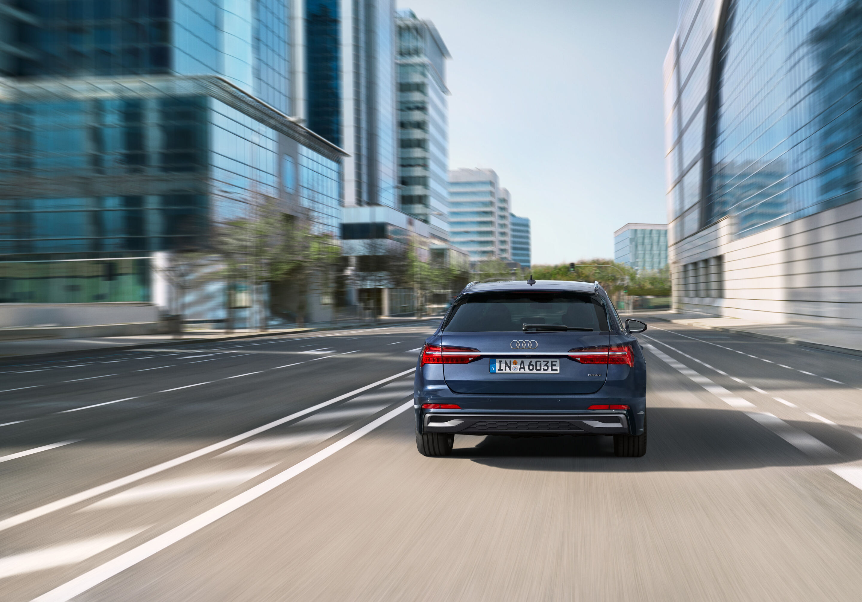 Audi A6 Avant TFSI e quattro (bis 2025) - Fahraufnahme,
Farbe: Firmamentblau Metallic