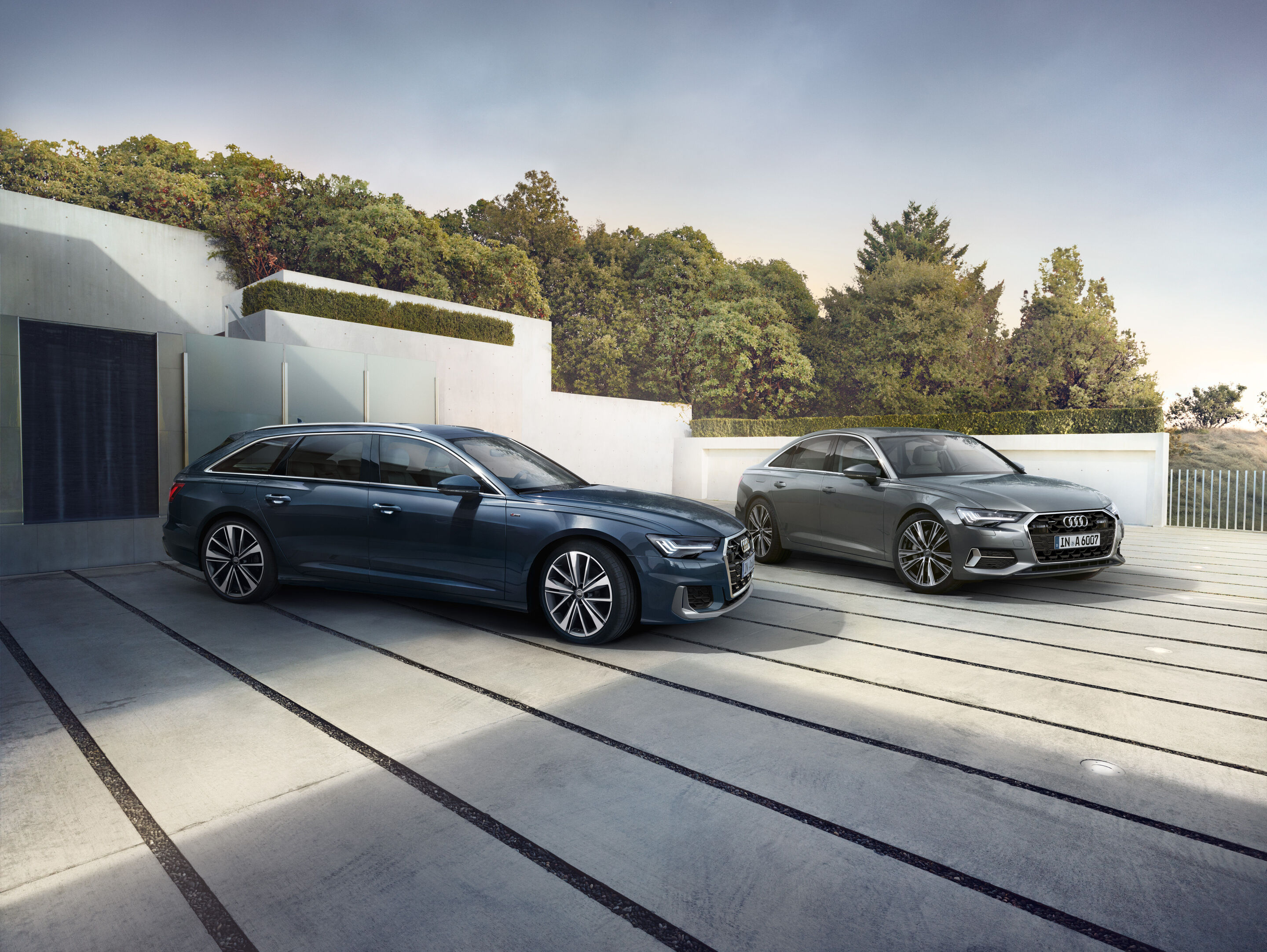 Audi A6 Avant, Audi A6 Limousine (bis 2025) - Standaufnahme, 
Audi A6 Avant, Farbe: Firmamentblau Metallic
Audi A6 Limousine, Farbe: Chronosgrau Metallic