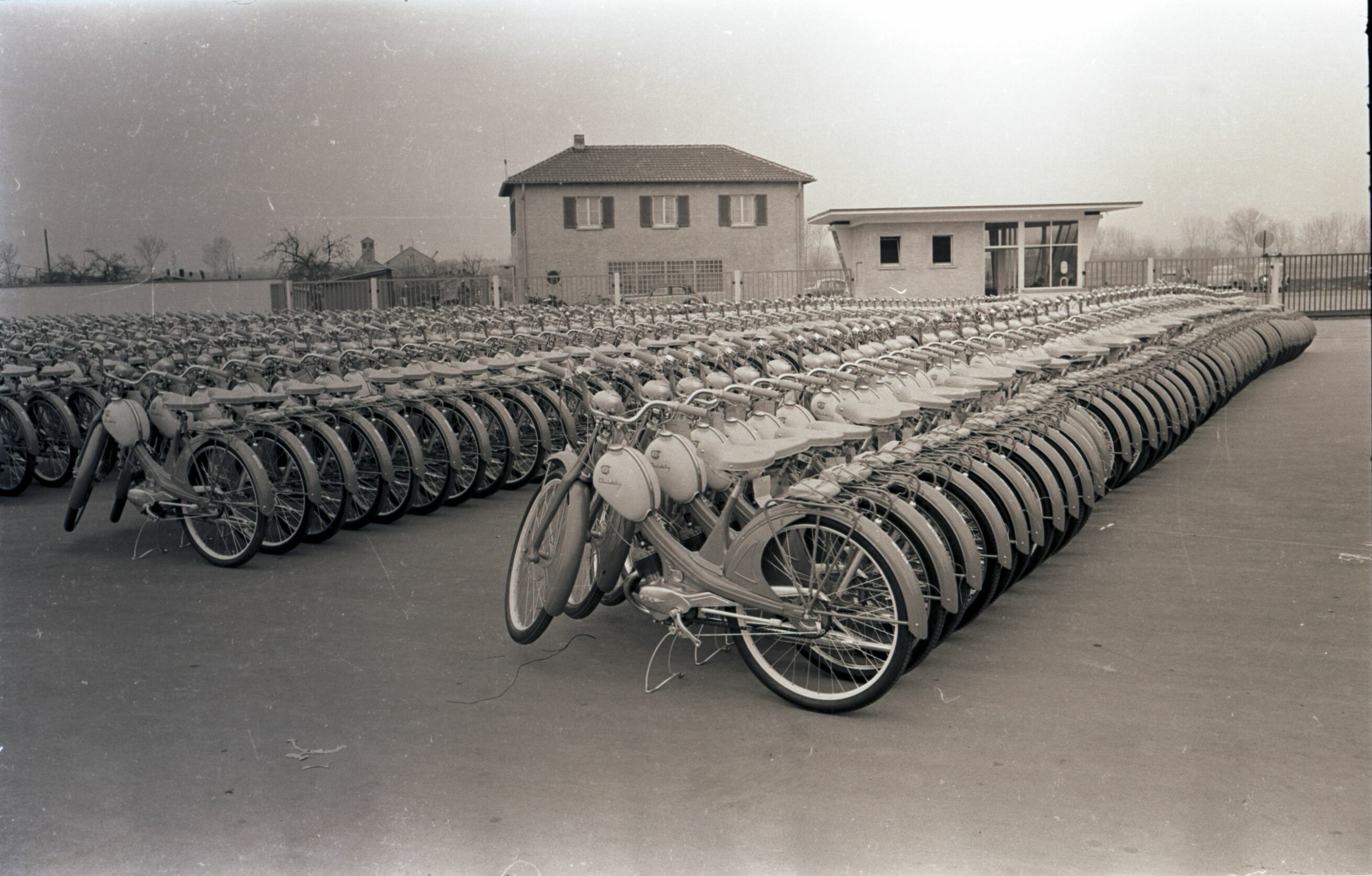 „Nicht mehr laufen, Quickly kaufen“: die NSU Quickly - Die Tagesproduktion der NSU Quickly im Jahr 1954, aufgenommen am Tor 3 des NSU-Werks Neckarsulm.