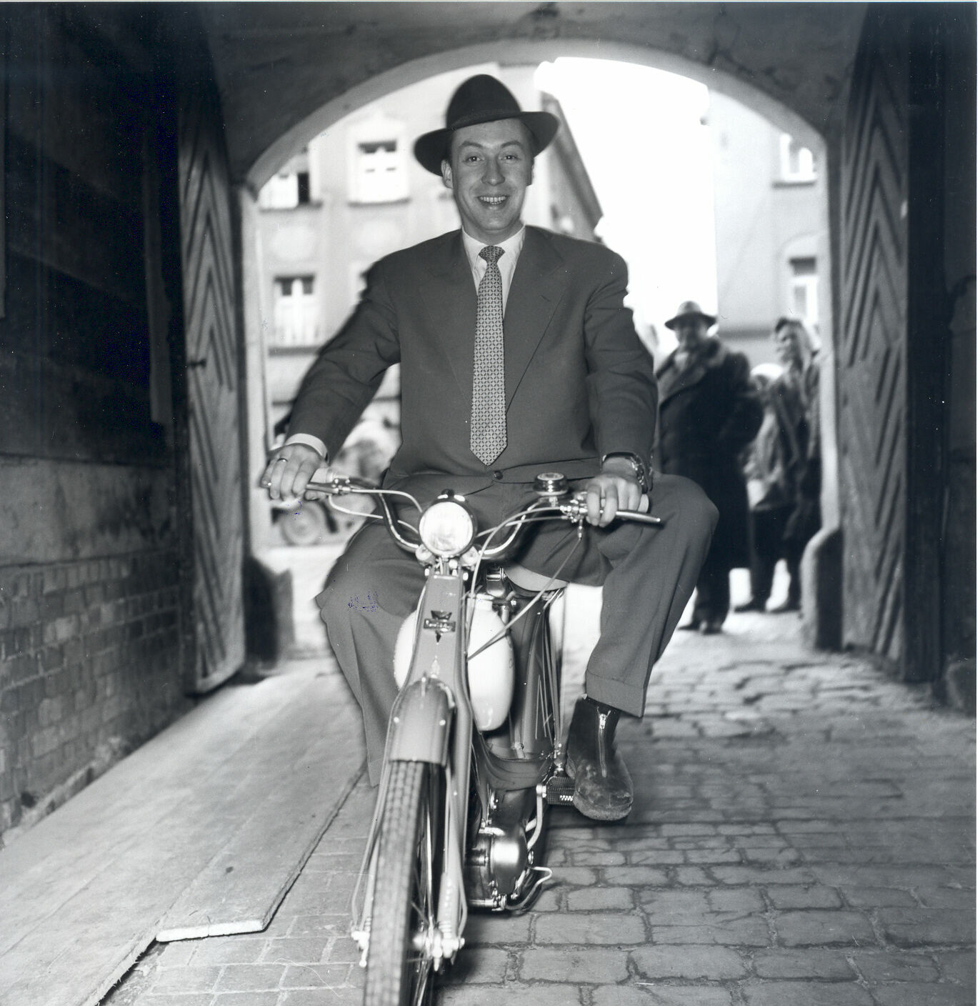 „Nicht mehr laufen, Quickly kaufen“: die NSU Quickly - Zwischen 1953 und 1955 haben sich mehr als 50 VIPs, „Promis“, mit der NSU Quickly ablichten lassen – hier: Peter Alexander.