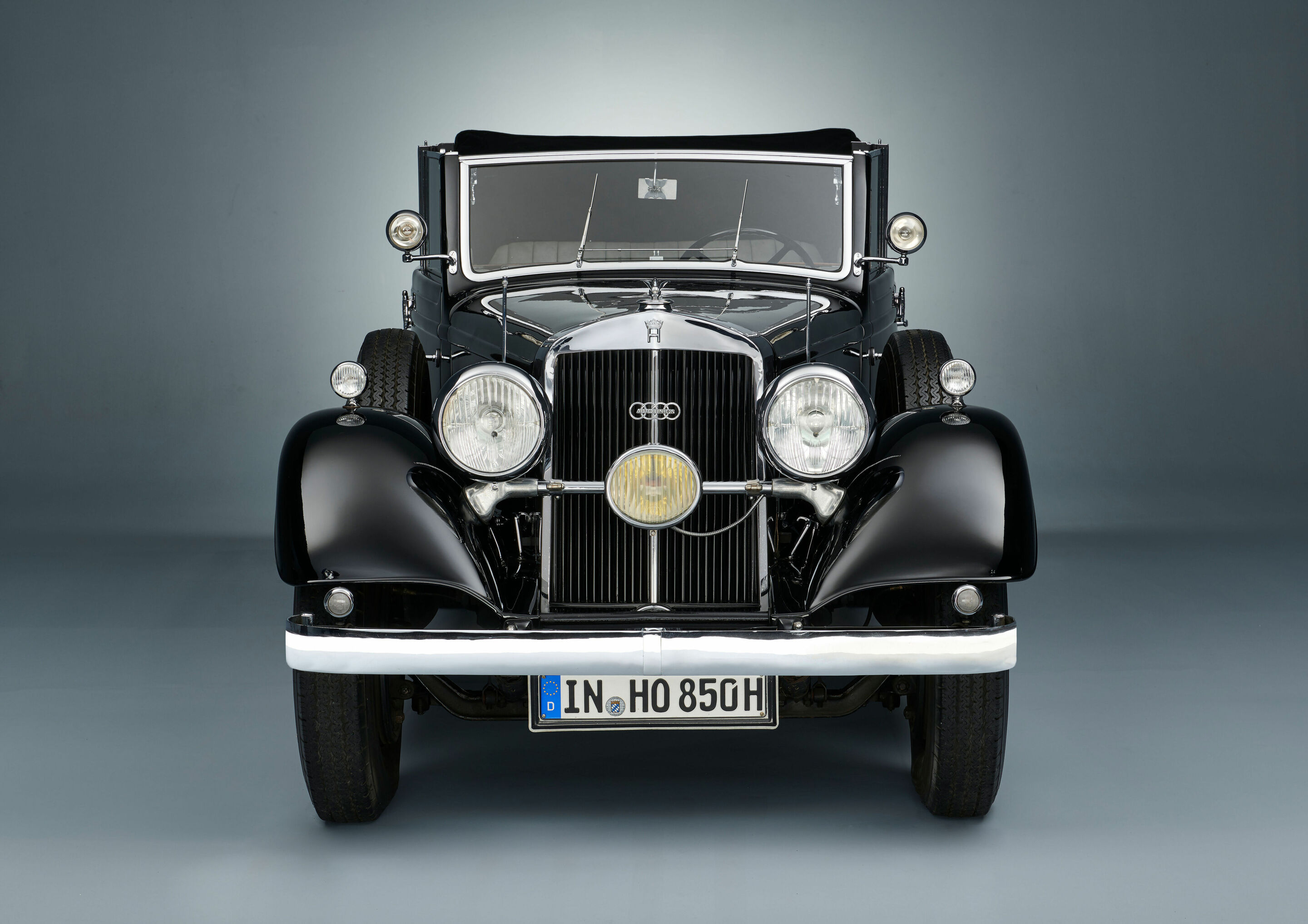 Nur noch für kurze Zeit: Ausstellung „The Speed of Light“ - Eindrucksvolle Leuchtenphalanx: der Horch 850 aus dem Jahr 1936.