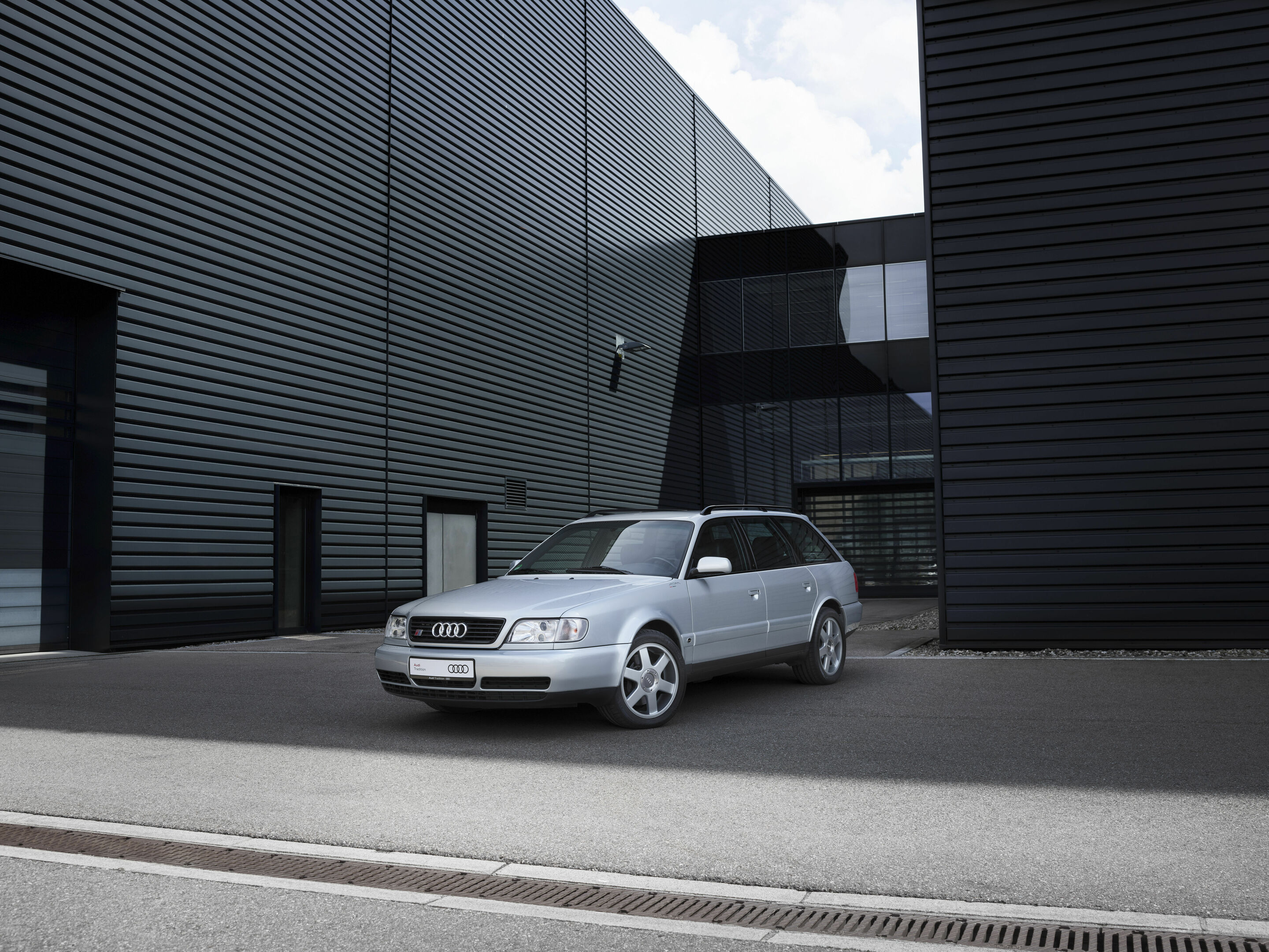 Die Krönung der Sportlichkeit - Der Audi S6 plus markierte den Einstieg in die Fahrzeugentwicklung der heutigen Audi Sport GmbH.