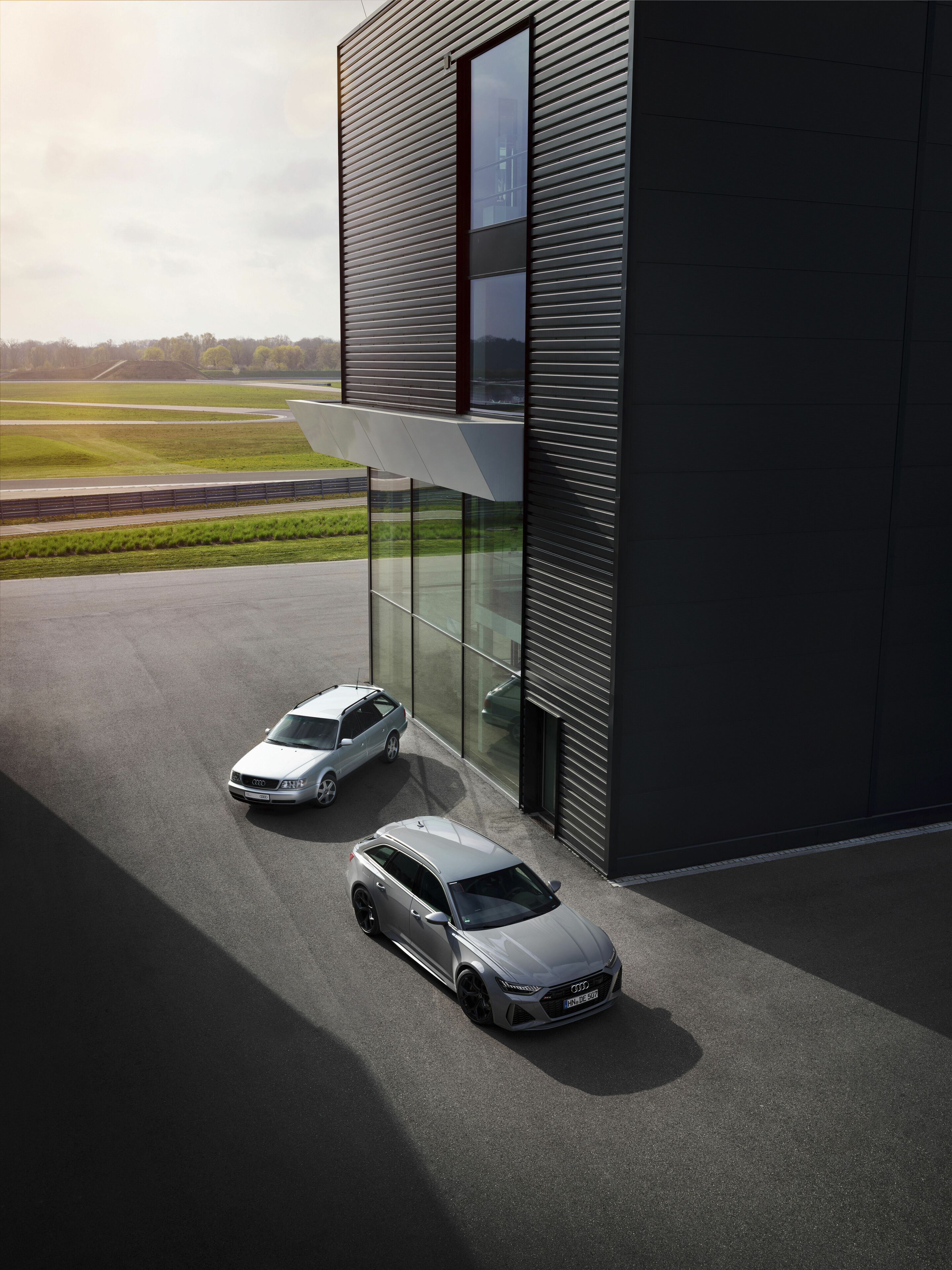 Die Krönung der Sportlichkeit - Urahn und Nachkomme: Audi S6 plus und Audi RS 6 Avant performance, Farbe: Nardograu