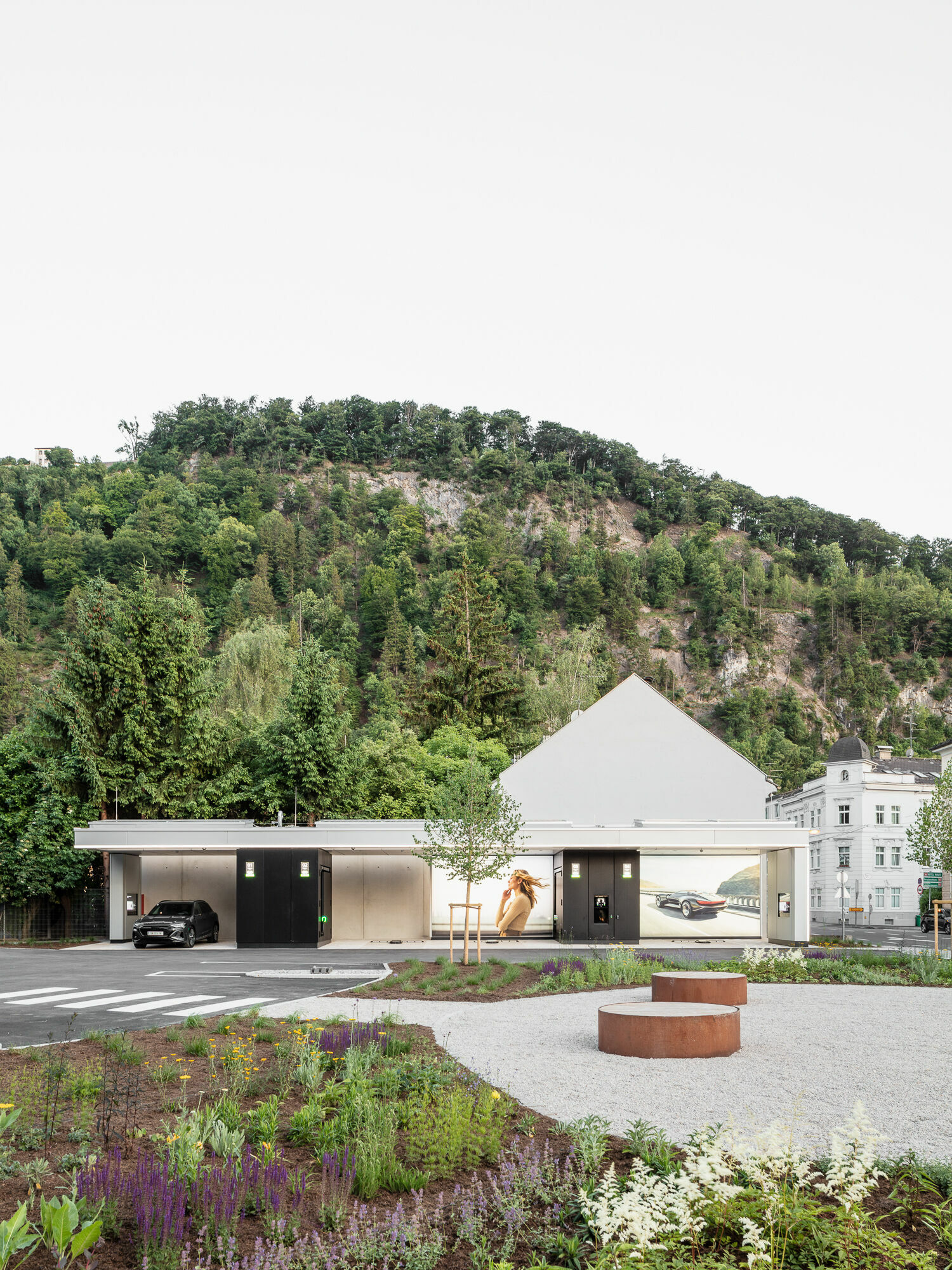 Audi charging hub Salzburg - Nach den Standorten Nürnberg, Berlin und Zürich hat die Marke mit den Vier Ringen in Salzburg die vierte Premium-Schnellladestation weltweit eröffnet. Vier vorab reservierbare Schnellladepunkte mit bis zu 320 kW Ladeleistung...