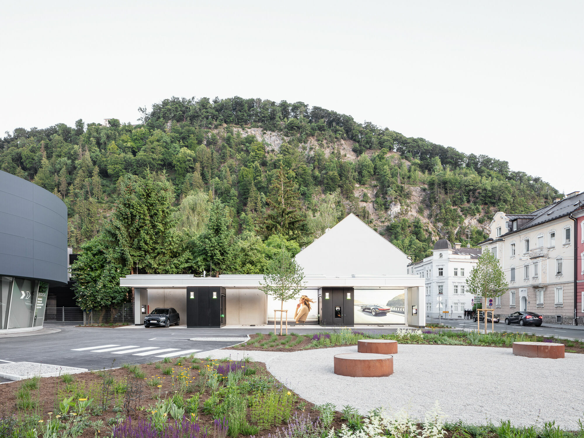 Audi charging hub Salzburg - Following locations in Nuremberg, Berlin, and Zurich, the brand with the four rings opened a premium quick-charging station in Salzburg, its fourth worldwide. Four reservable quick-charging points with up to 320 kW of output...